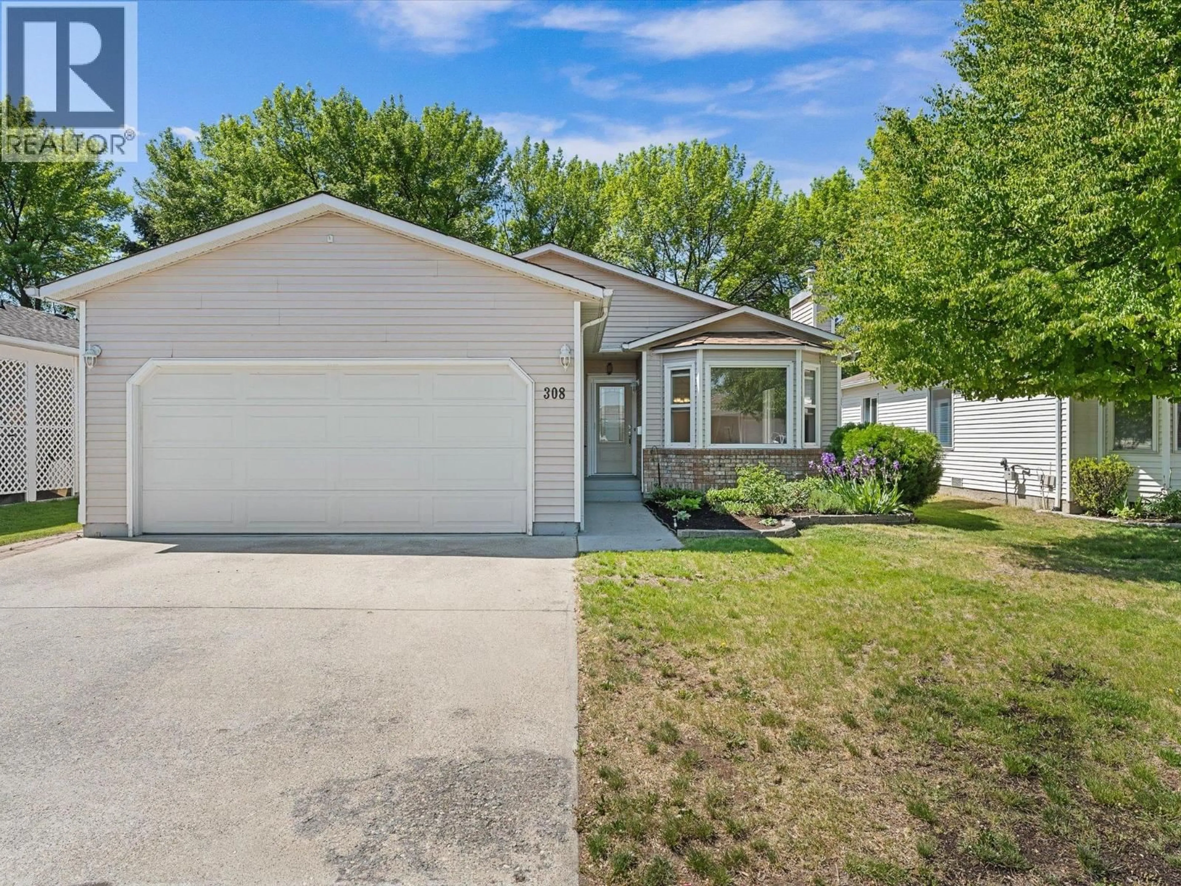 Home with vinyl exterior material, street for 308 - 1260 RAYMER AVENUE, Kelowna British Columbia V1W3S8
