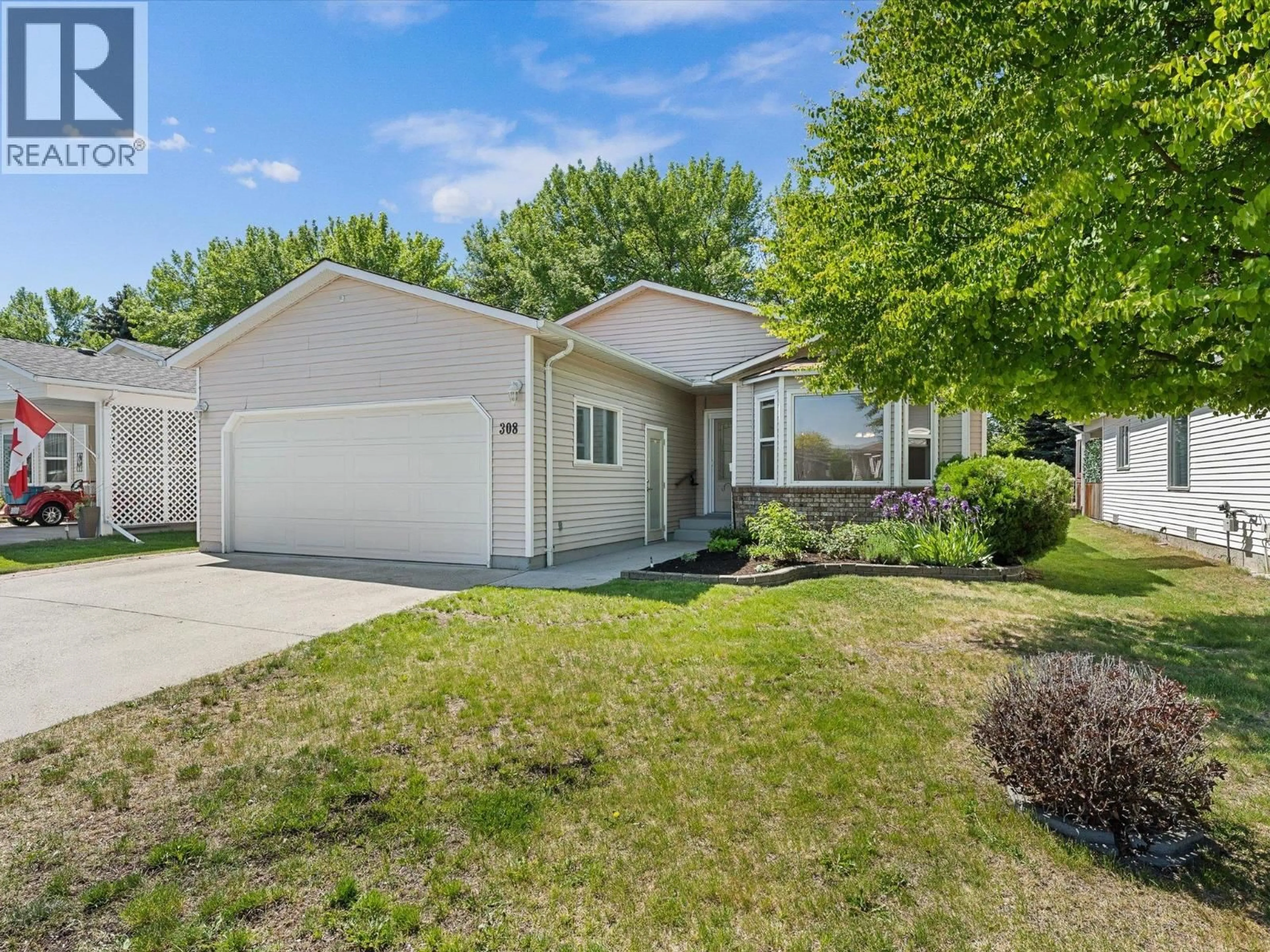 Home with vinyl exterior material, street for 308 - 1260 RAYMER AVENUE, Kelowna British Columbia V1W3S8