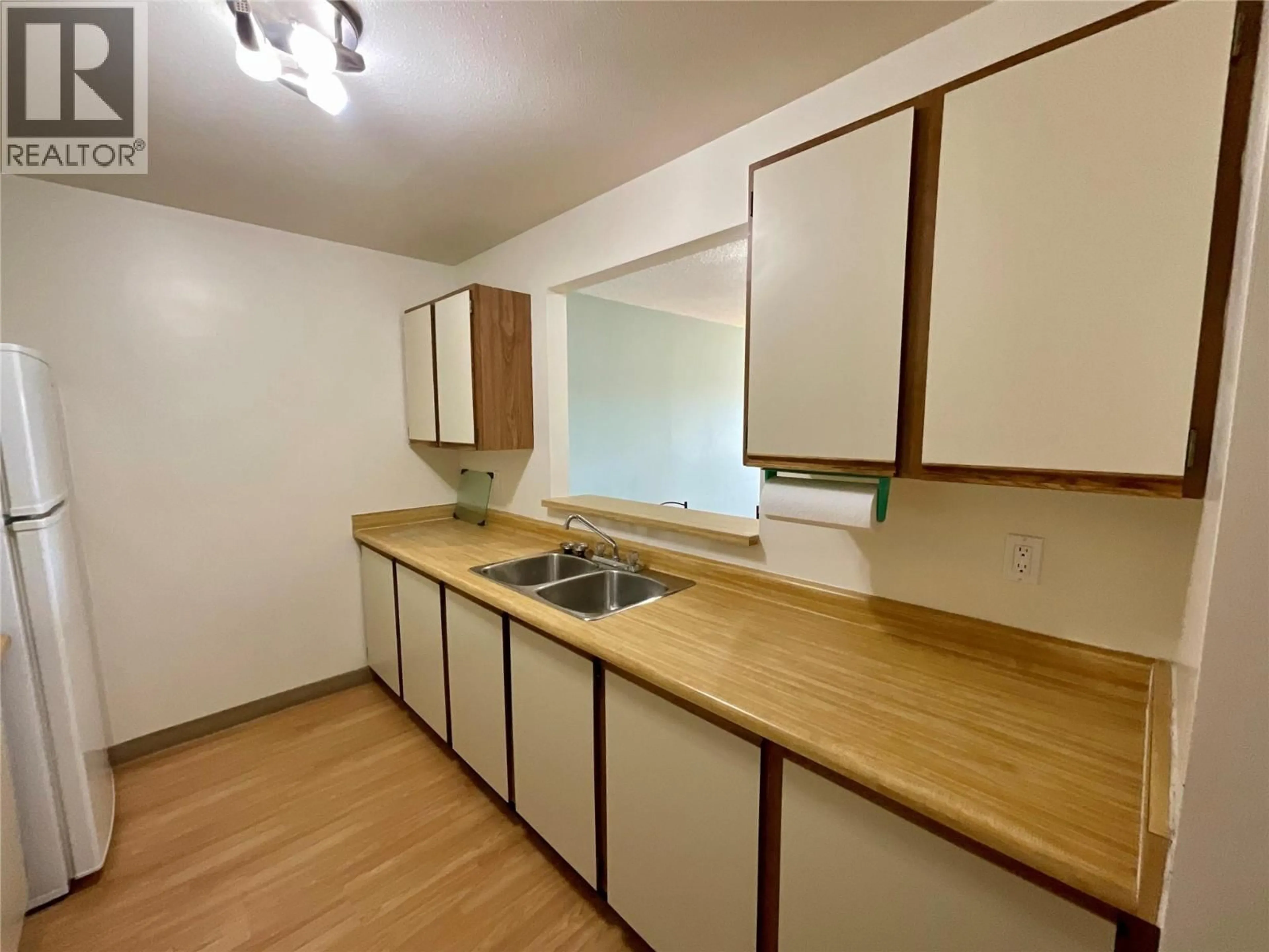 Standard kitchen, wood/laminate floor for 312 - 108 SPRUCE AVENUE, Tumbler Ridge British Columbia V0C2W0