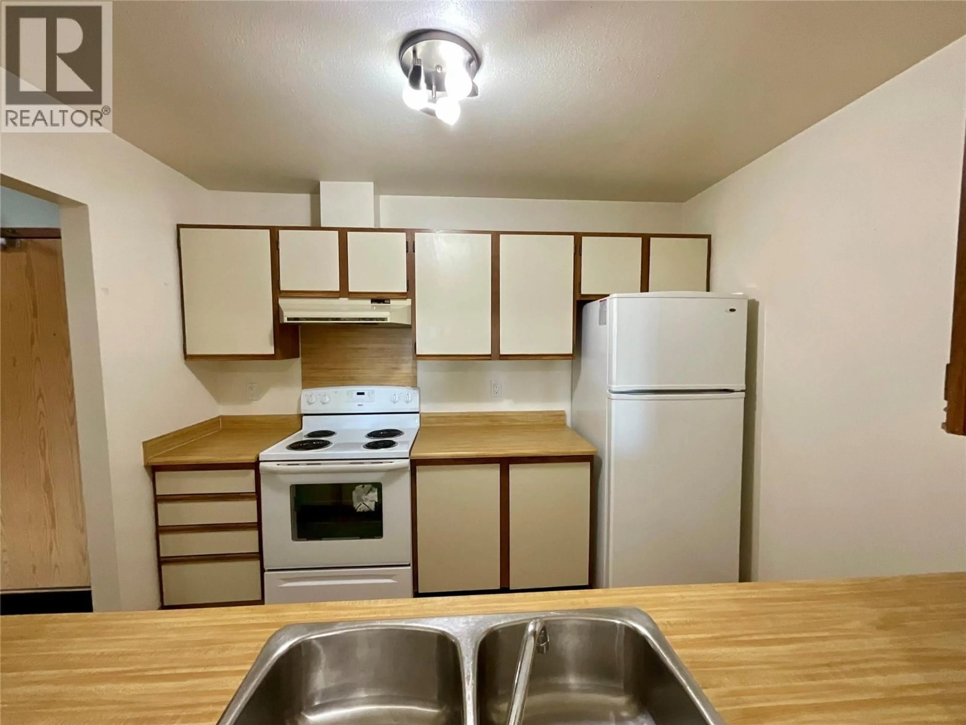 Standard kitchen, wood/laminate floor for 312 - 108 SPRUCE AVENUE, Tumbler Ridge British Columbia V0C2W0