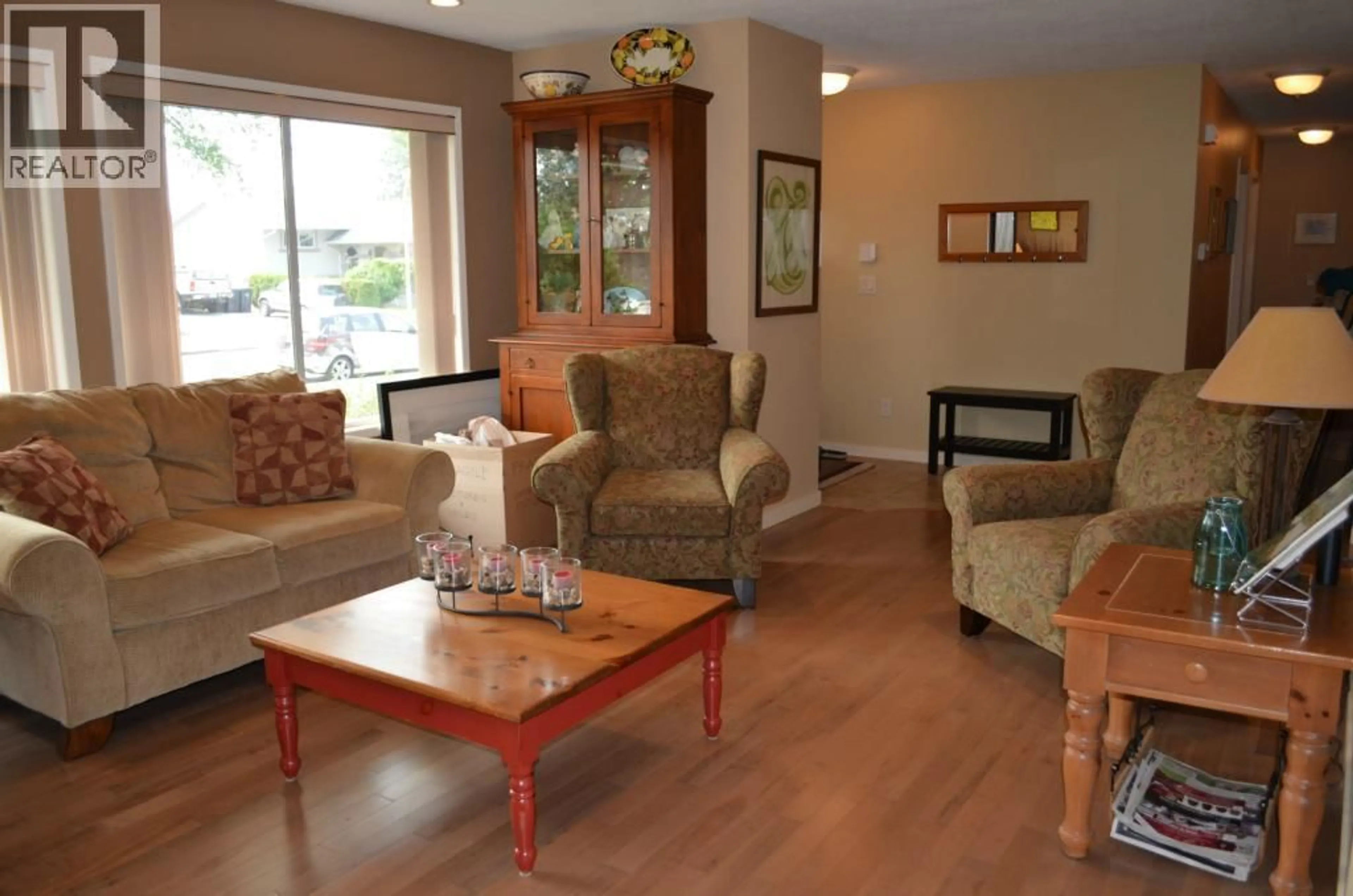 Living room with furniture, wood/laminate floor for 565 DOUGALL ROAD SOUTH, Kelowna British Columbia V1X3K2