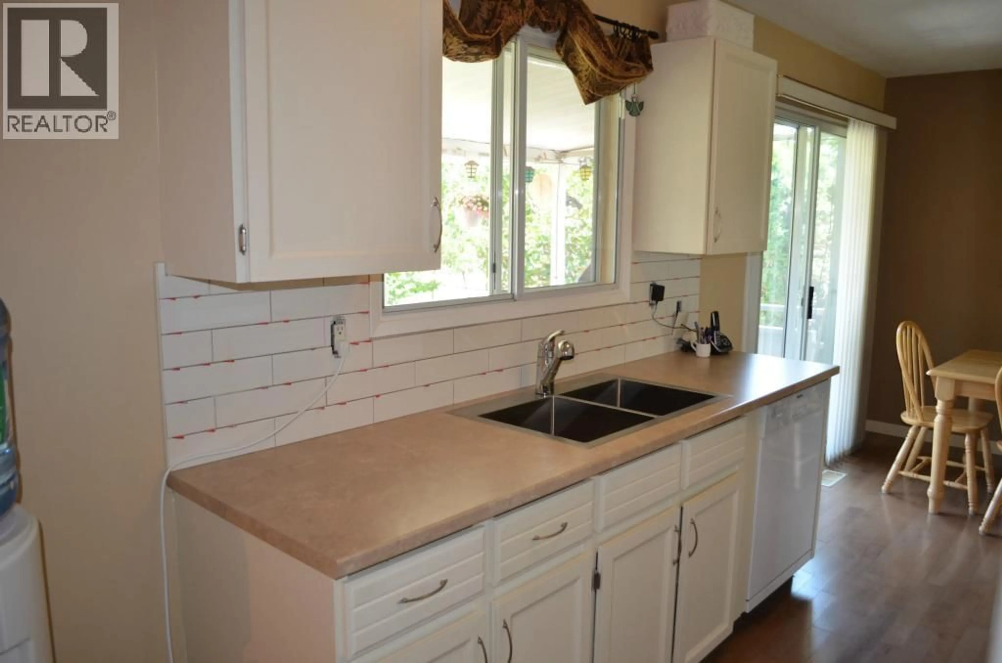 Standard kitchen, ceramic/tile floor for 565 DOUGALL ROAD SOUTH, Kelowna British Columbia V1X3K2
