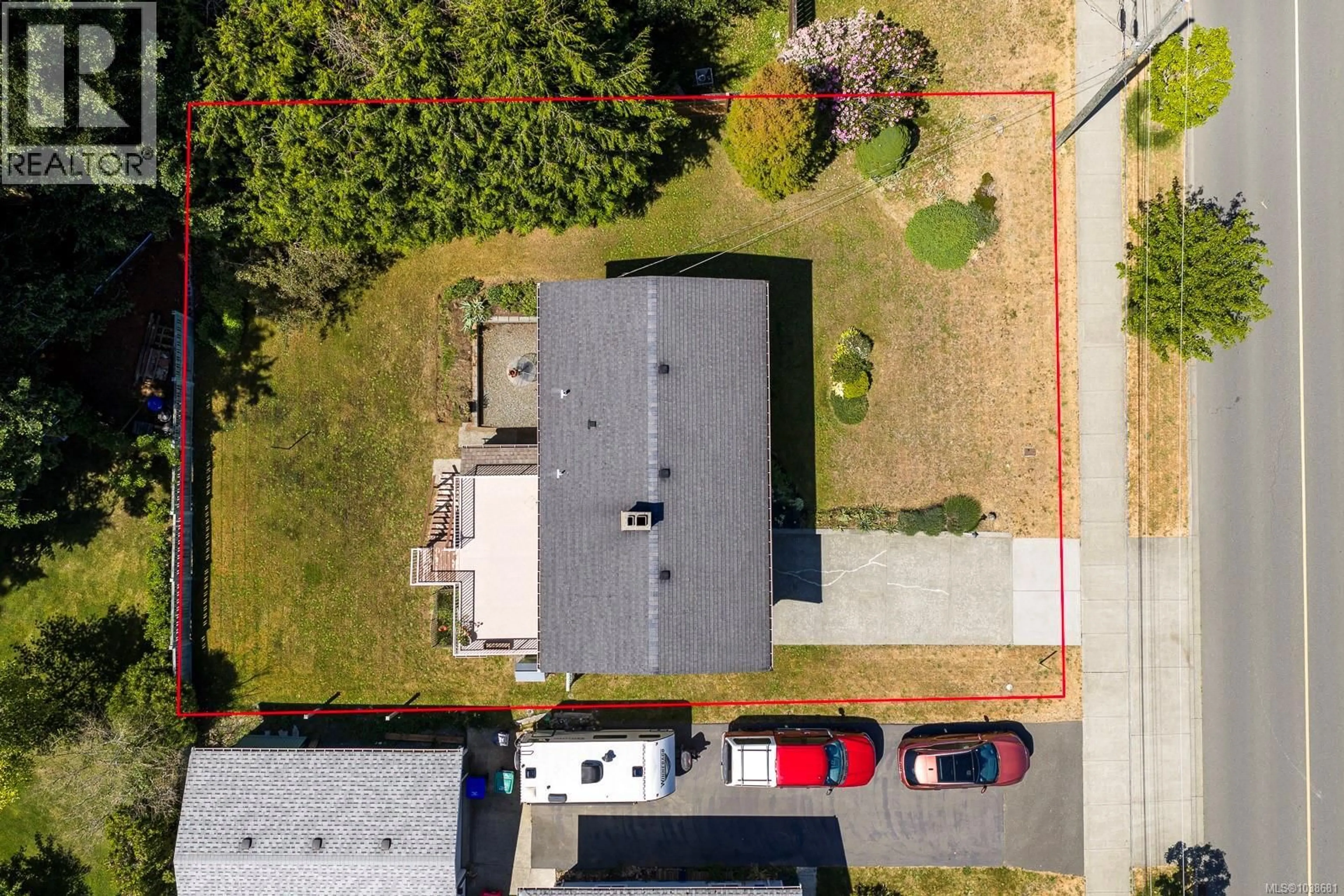 A pic from outside/outdoor area/front of a property/back of a property/a pic from drone, street for 1617 ROBB AVENUE, Comox British Columbia V9M2Y3