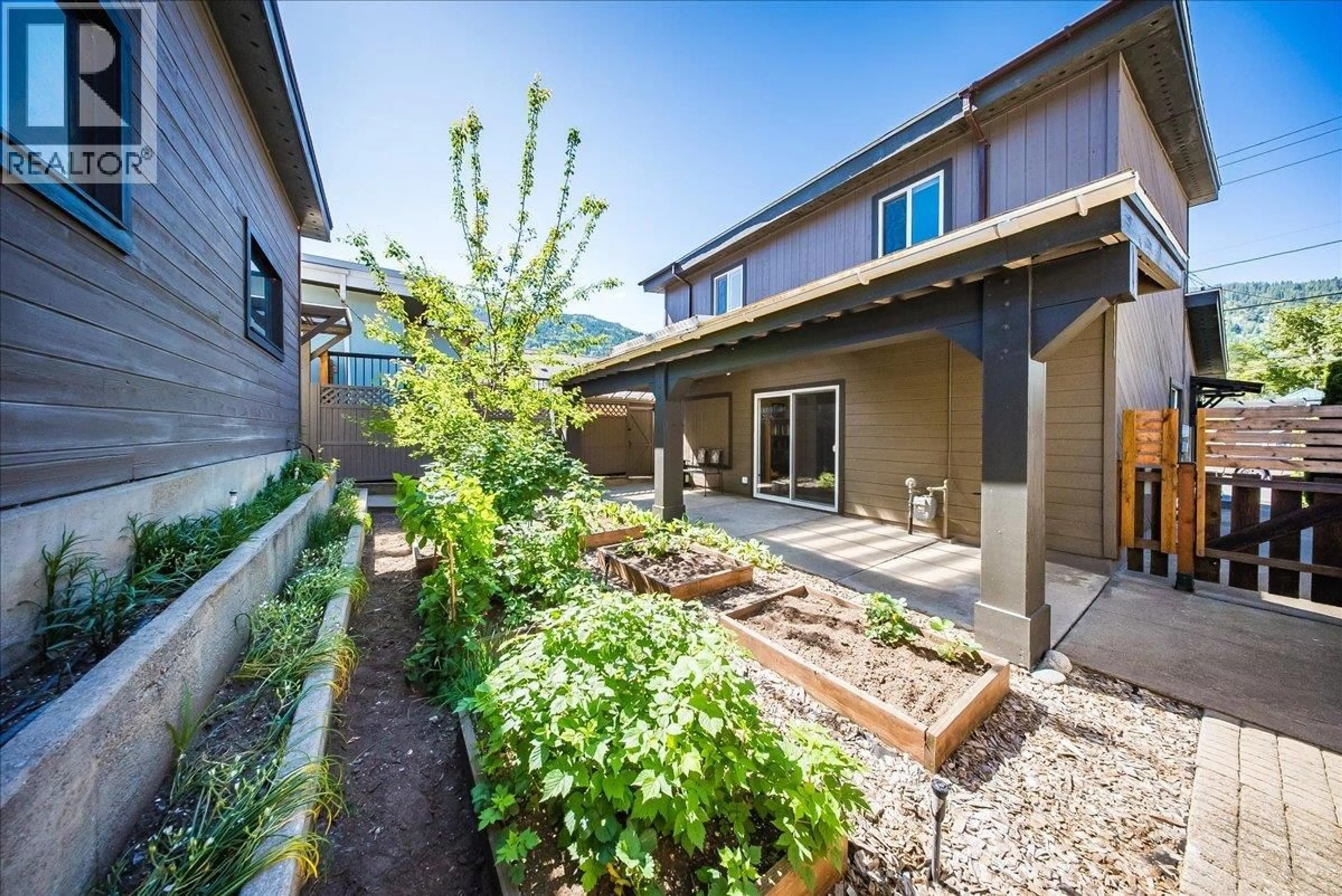 Patio, street for 1443 COLUMBIA AVENUE, Trail British Columbia V1R1J7