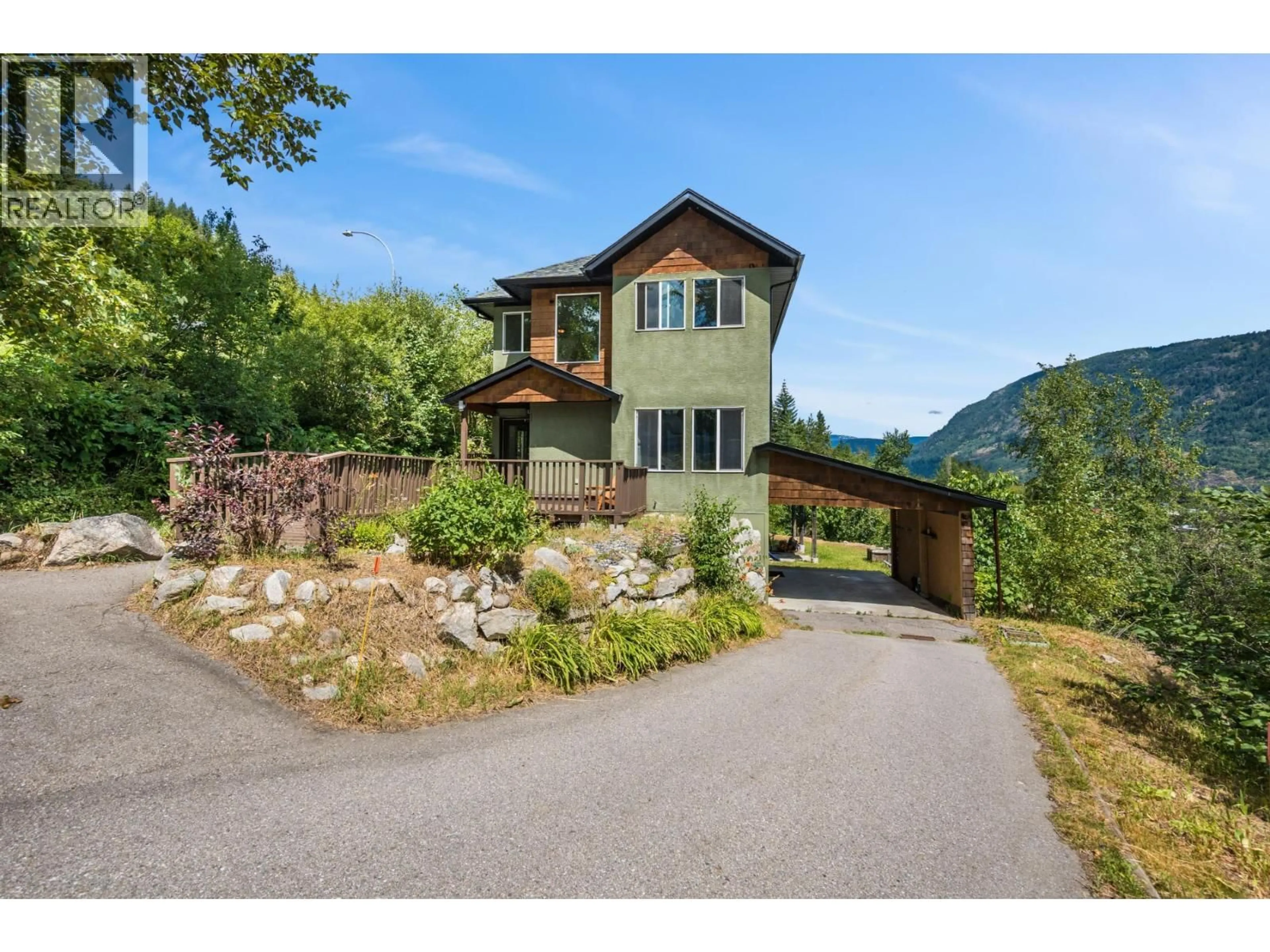 A pic from outside/outdoor area/front of a property/back of a property/a pic from drone, mountain view for 1533 WOODLAND DRIVE, Castlegar British Columbia V1N4J4