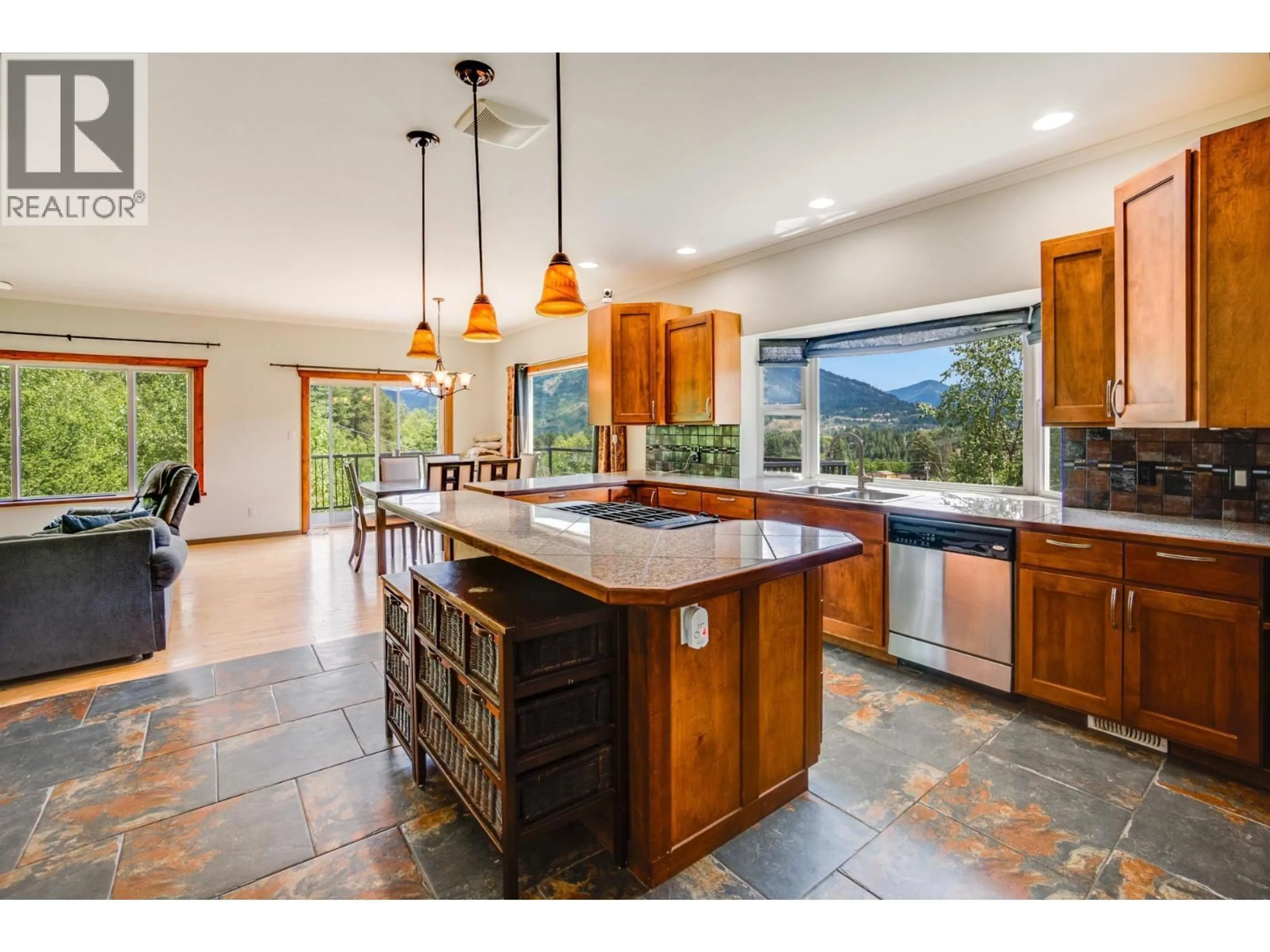 Open concept kitchen, ceramic/tile floor for 1533 WOODLAND DRIVE, Castlegar British Columbia V1N4J4