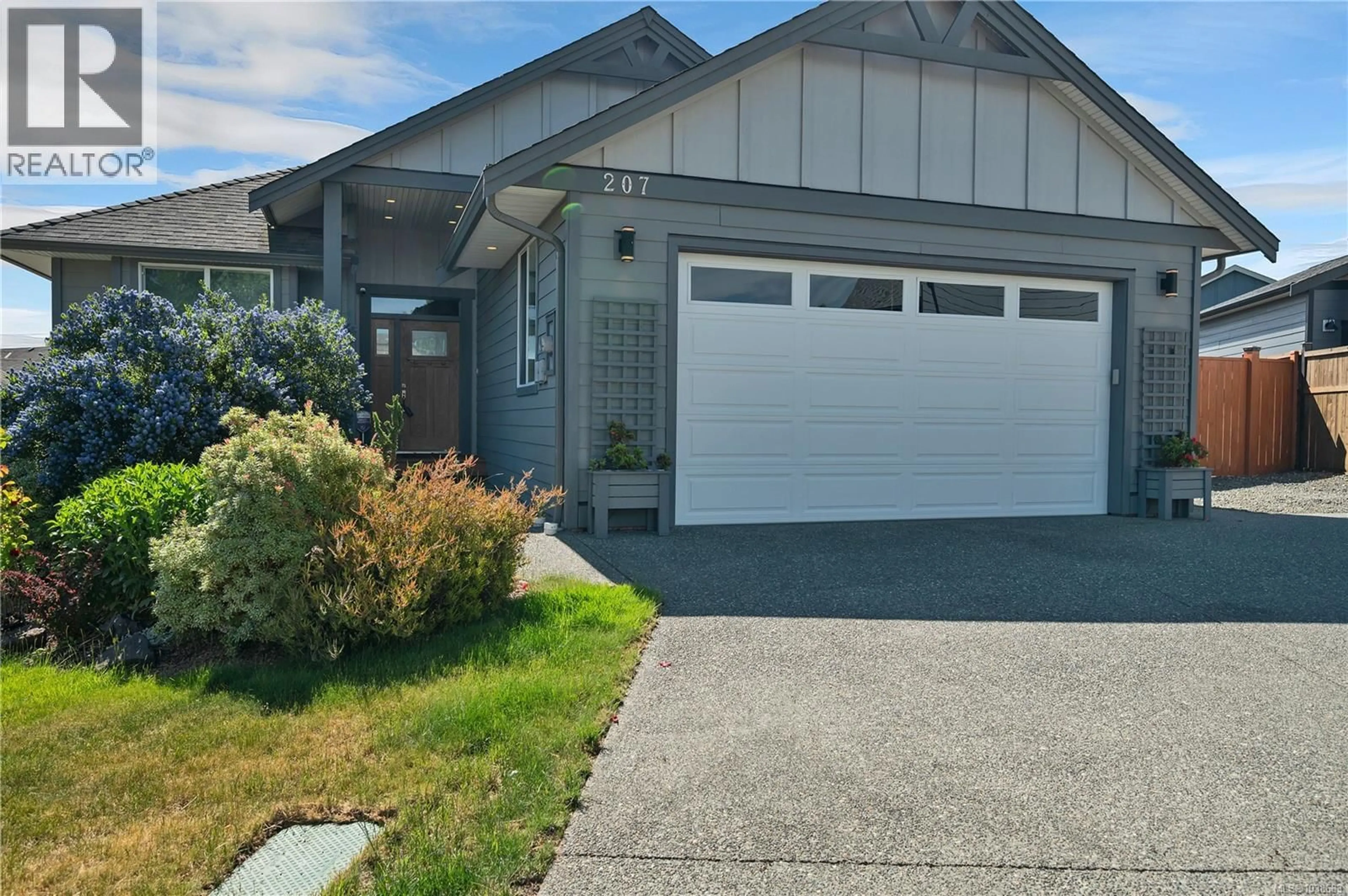 Home with vinyl exterior material, street for 207 MICHIGAN PLACE, Campbell River British Columbia V9H0C7
