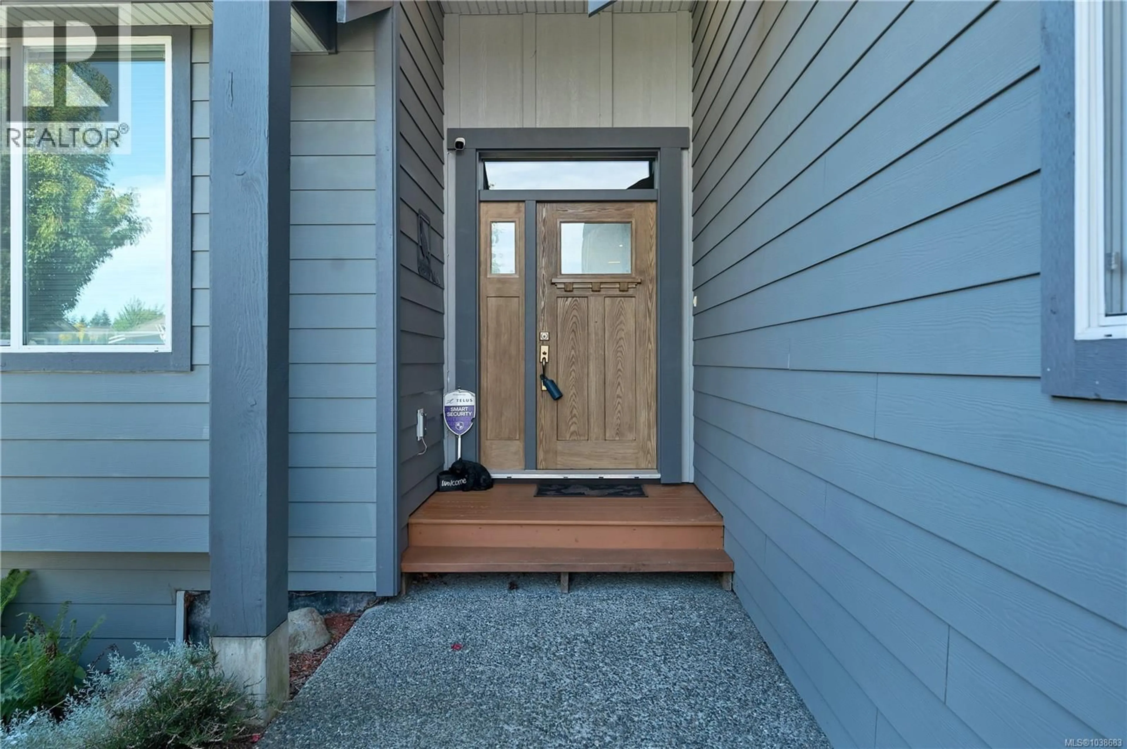 Indoor entryway for 207 MICHIGAN PLACE, Campbell River British Columbia V9H0C7