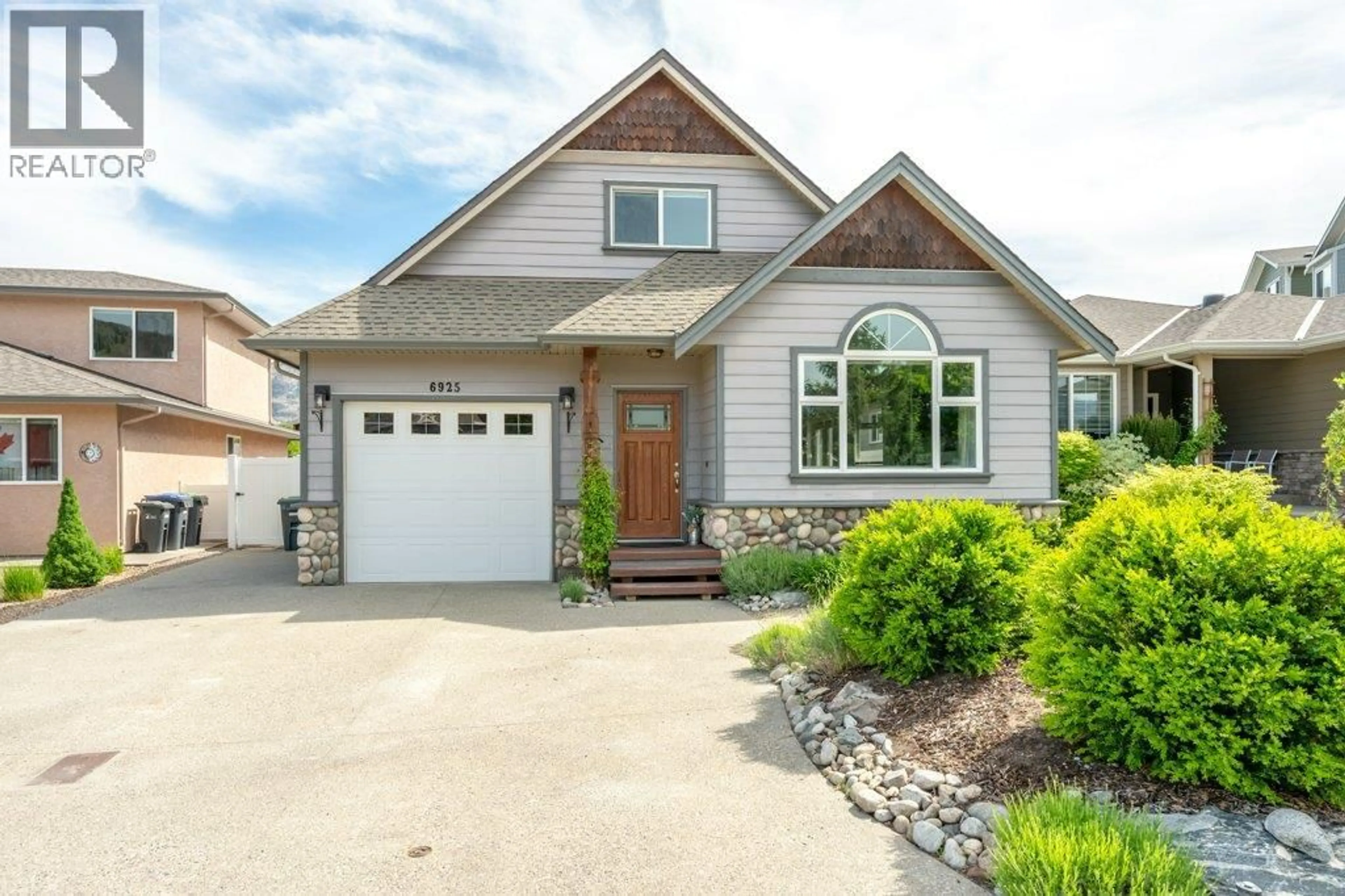 Home with vinyl exterior material, street for 6925 CHARDONNAY PLACE, Oliver British Columbia V0H1T4