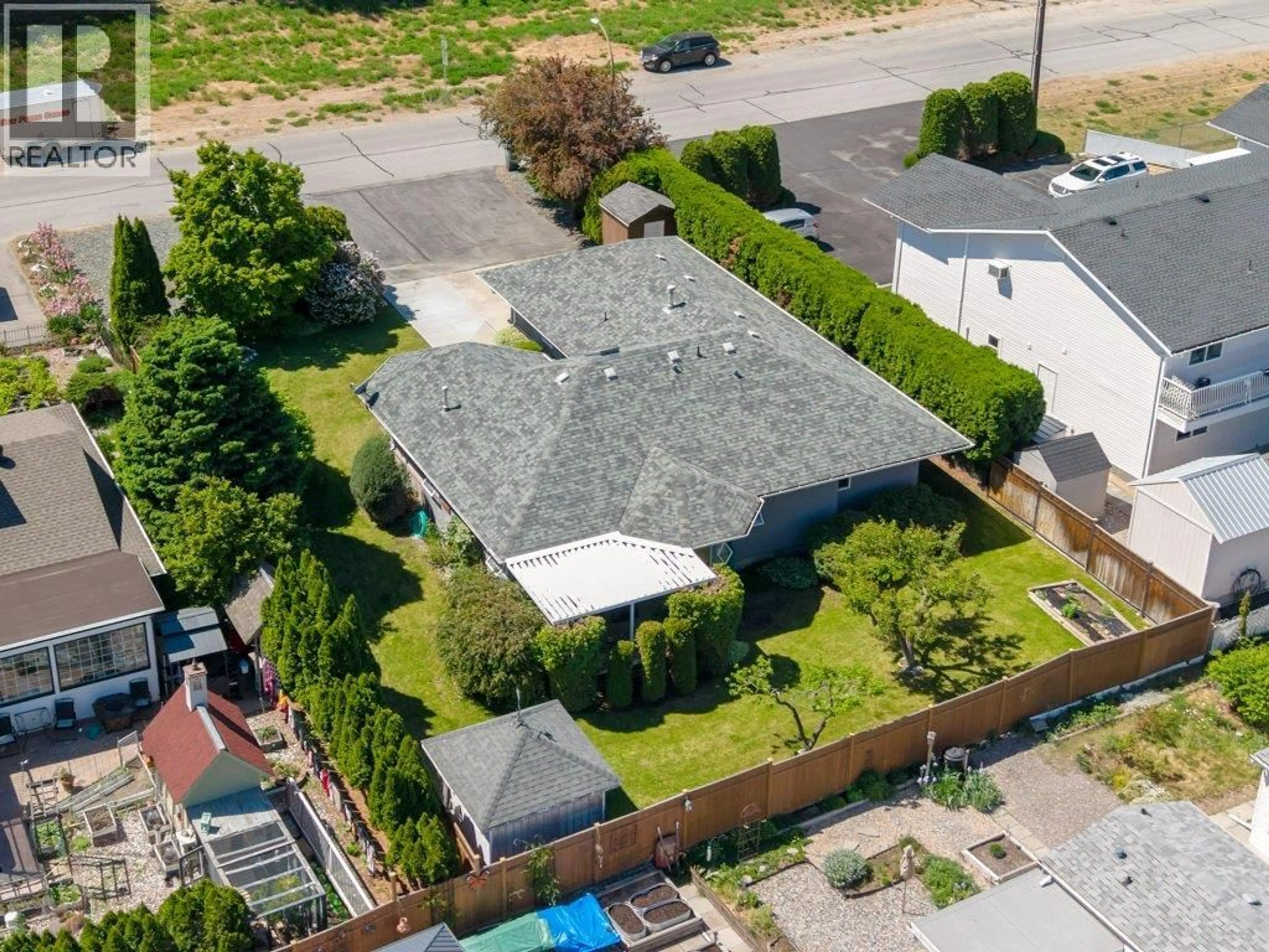 A pic from outside/outdoor area/front of a property/back of a property/a pic from drone, street for 810 MERLOT AVENUE, Oliver British Columbia V0H1T4