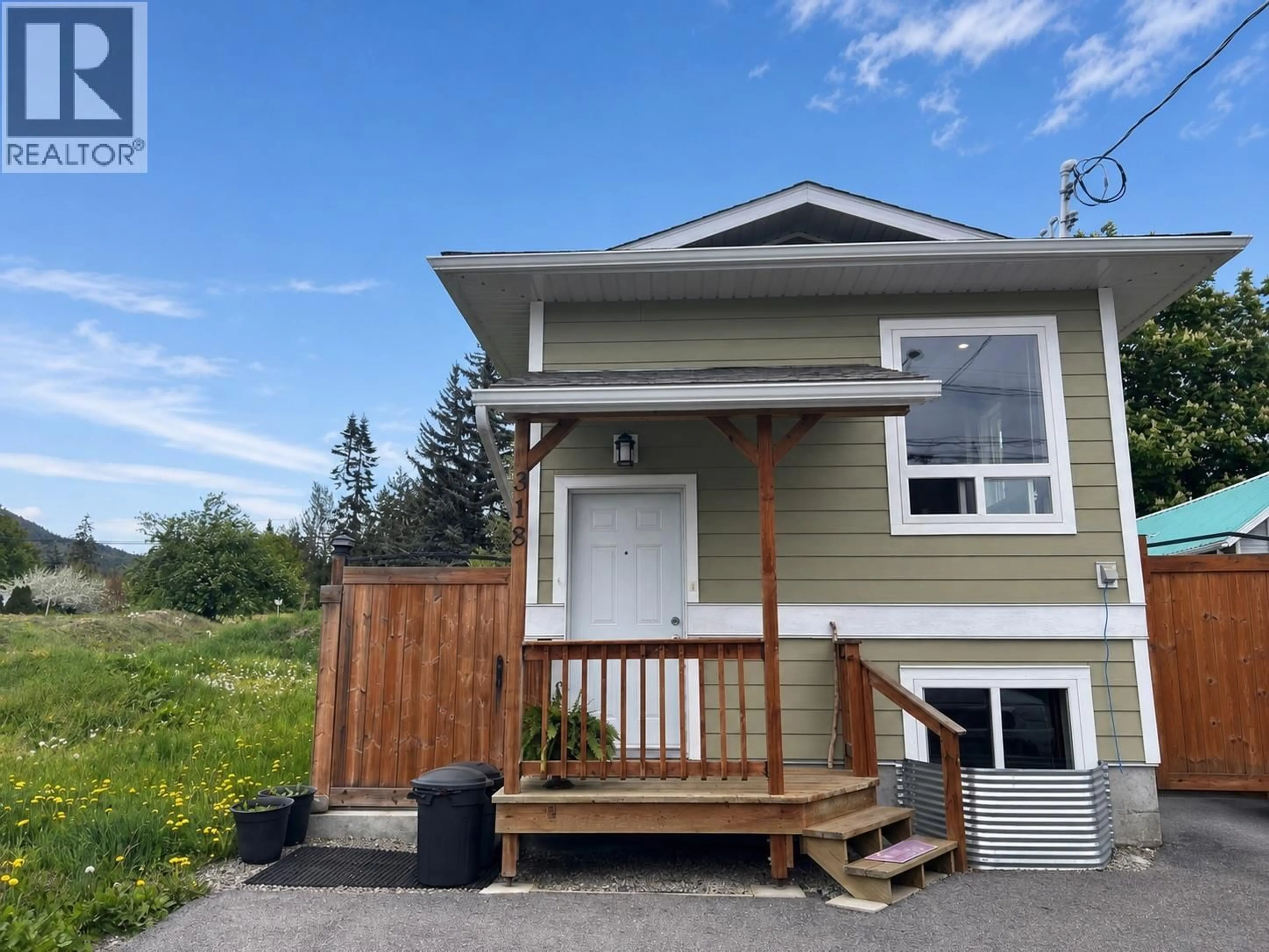 Home with vinyl exterior material, street for 318 8TH AVENUE, Creston British Columbia V0B1G3