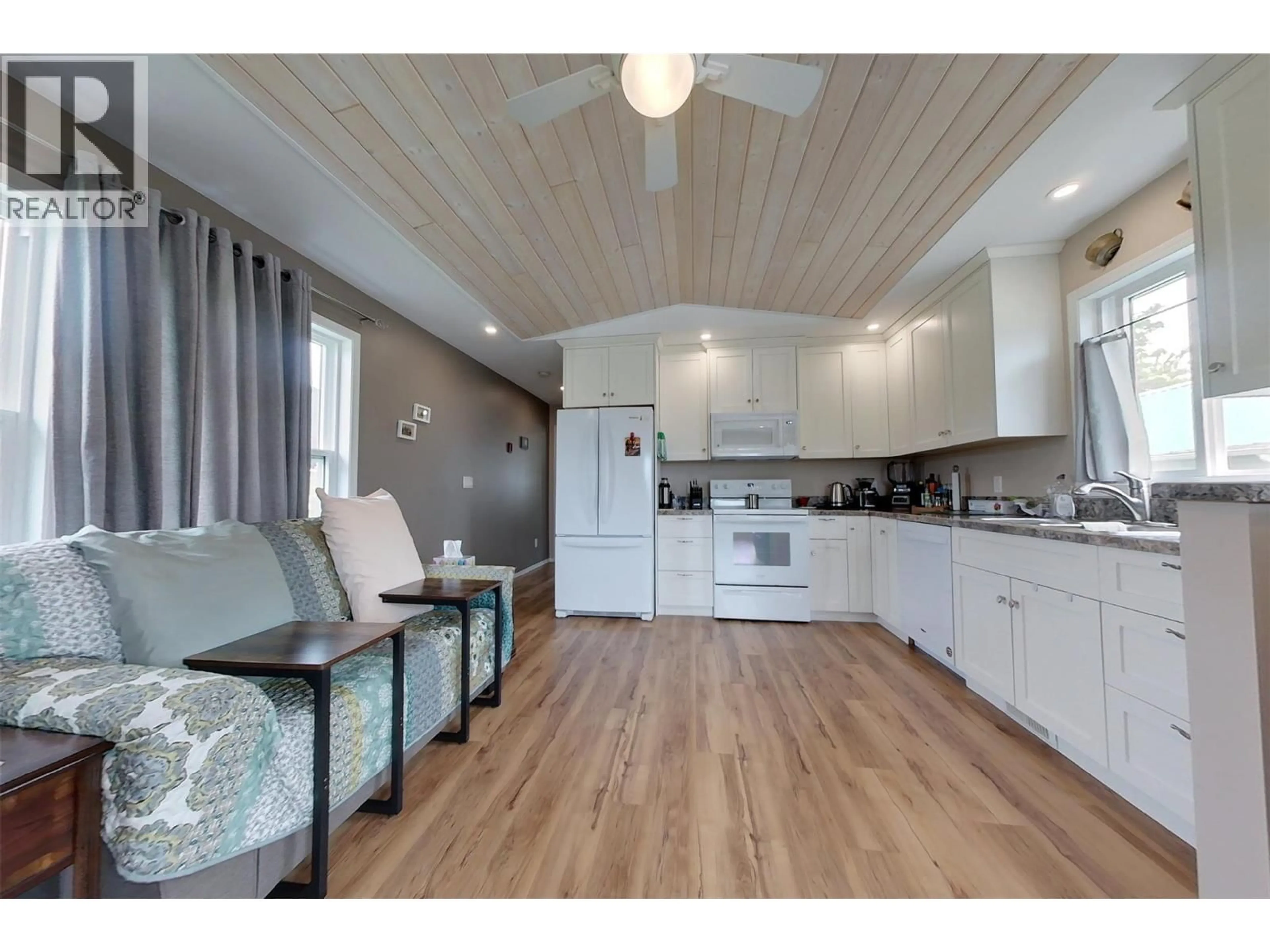 Open concept kitchen, wood/laminate floor for 318 8TH AVENUE, Creston British Columbia V0B1G3