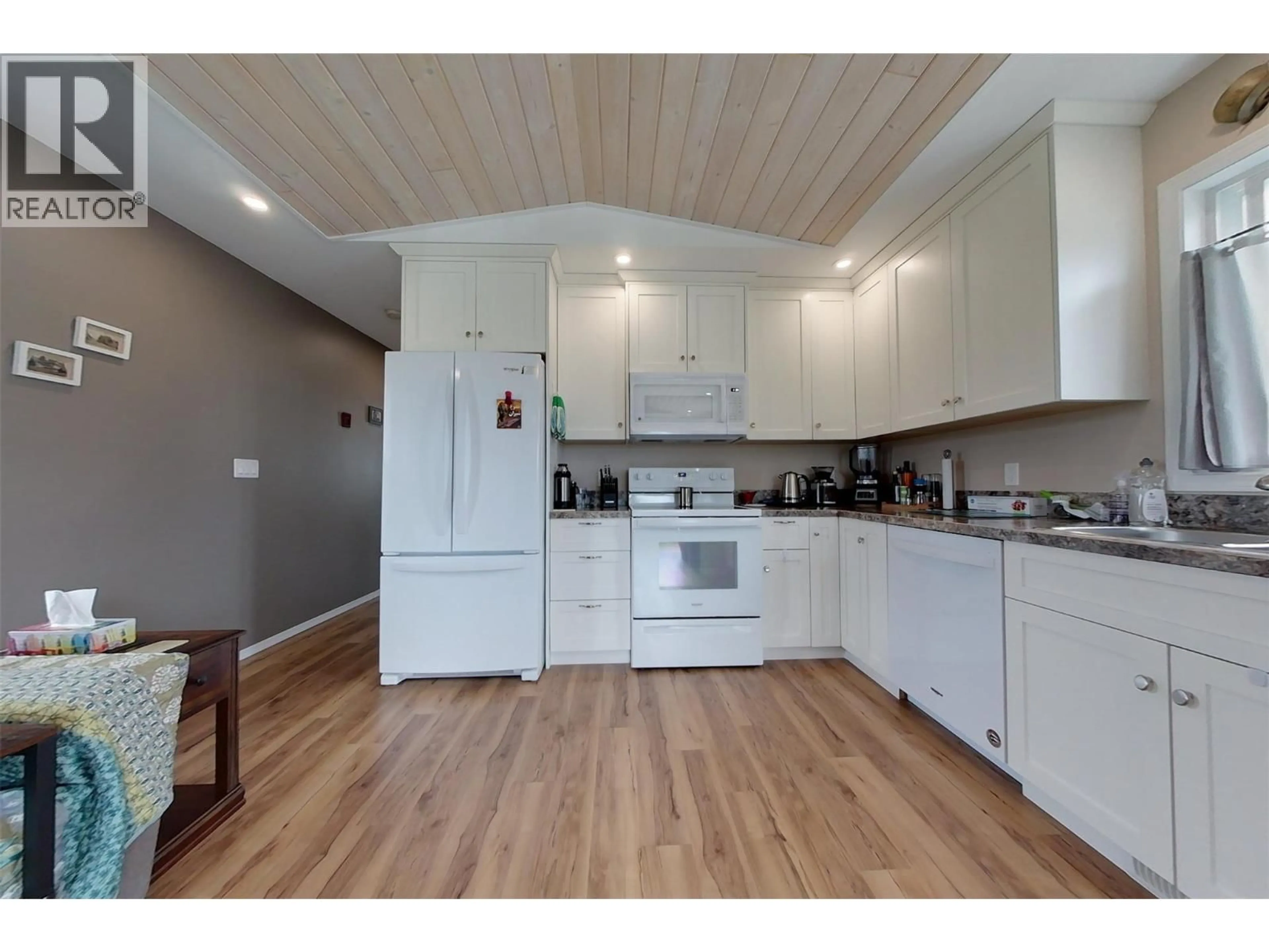 Open concept kitchen, wood/laminate floor for 318 8TH AVENUE, Creston British Columbia V0B1G3