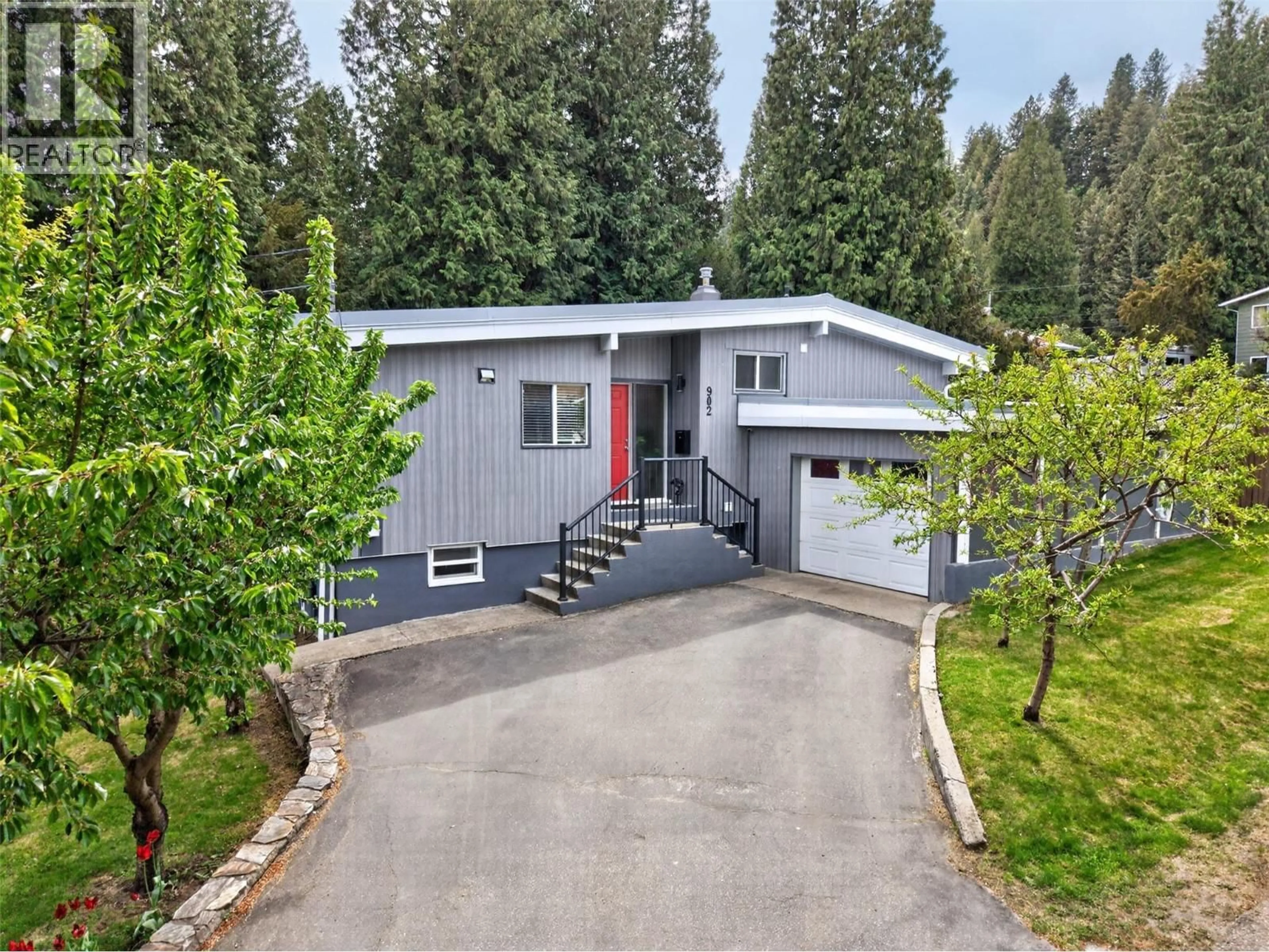Home with vinyl exterior material, street for 902 26TH STREET, Castlegar British Columbia V1N3Z4