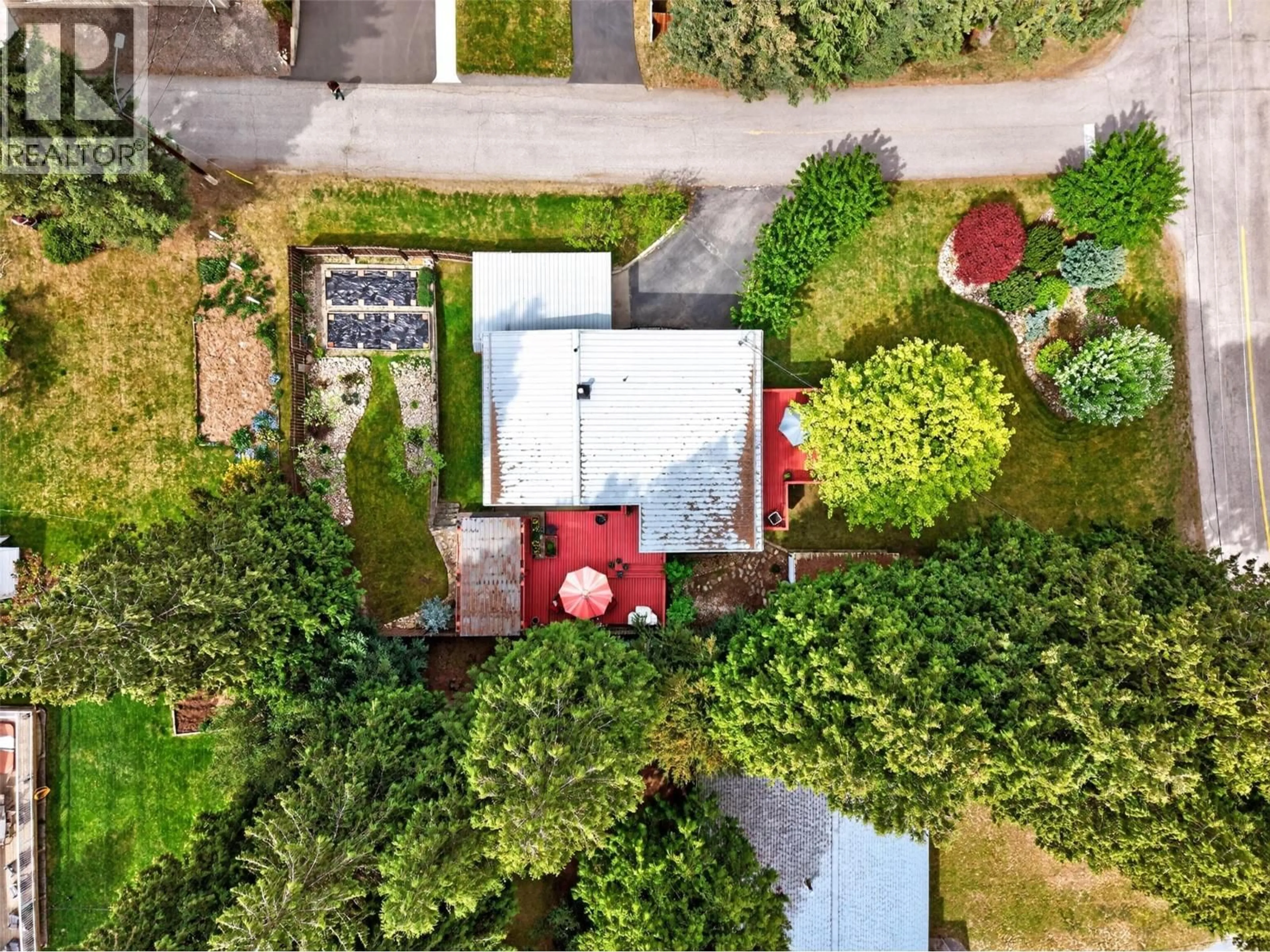 A pic from outside/outdoor area/front of a property/back of a property/a pic from drone, street for 902 26TH STREET, Castlegar British Columbia V1N3Z4