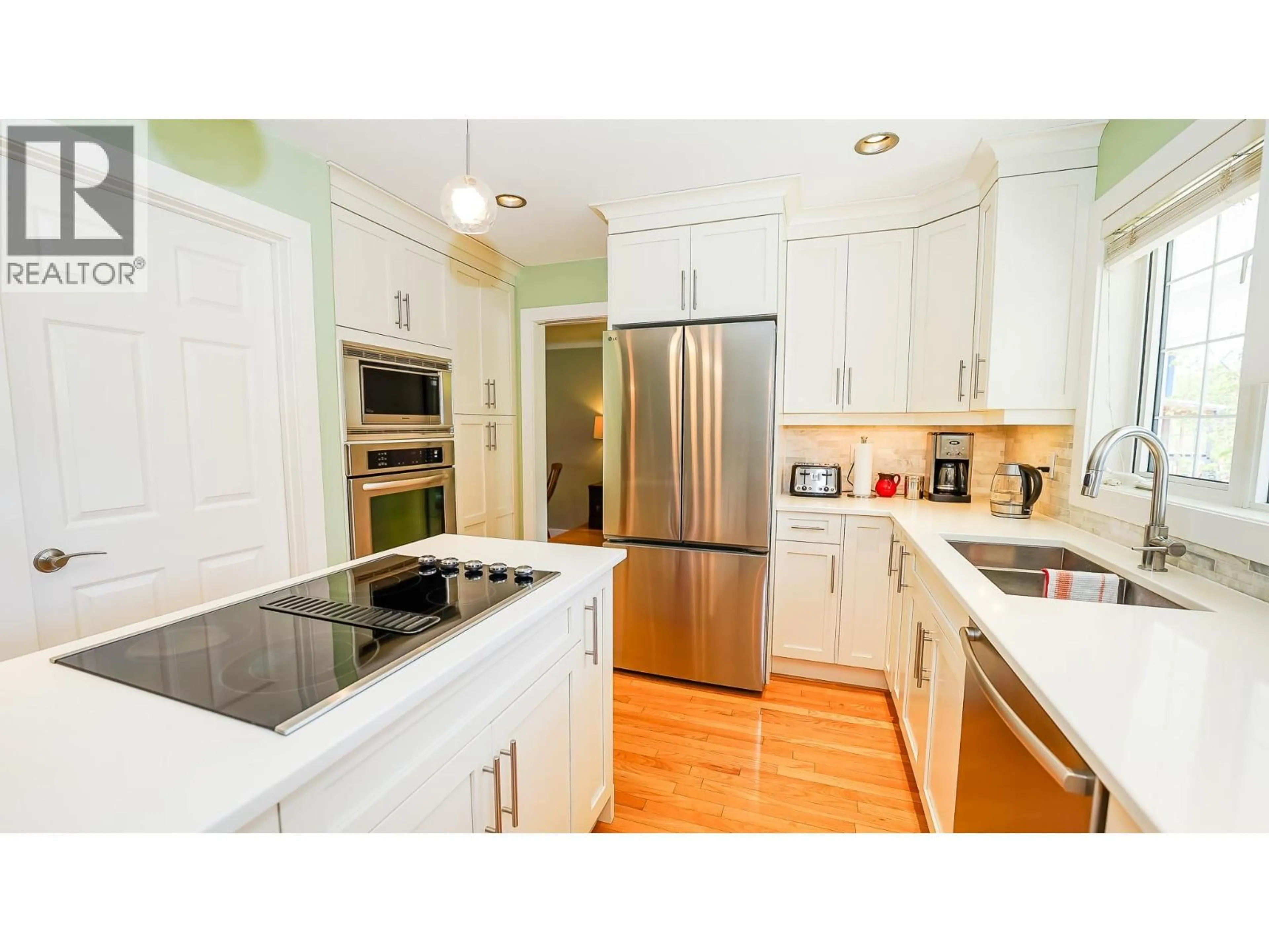 Contemporary kitchen, unknown for 813 EIGHTH STREET EAST, Revelstoke British Columbia V0E2S0