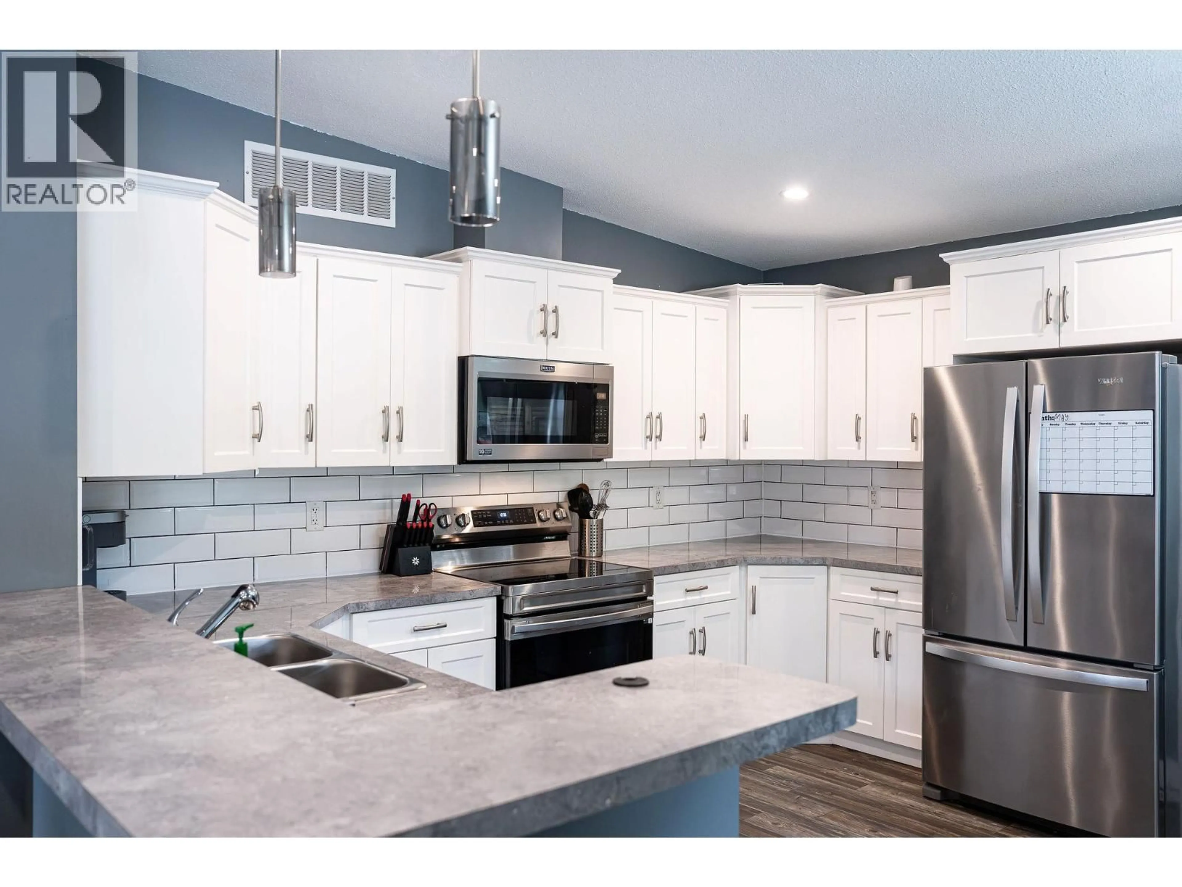 Open concept kitchen, ceramic/tile floor for 3 JOHNSON WAY, Revelstoke British Columbia V0E2S1