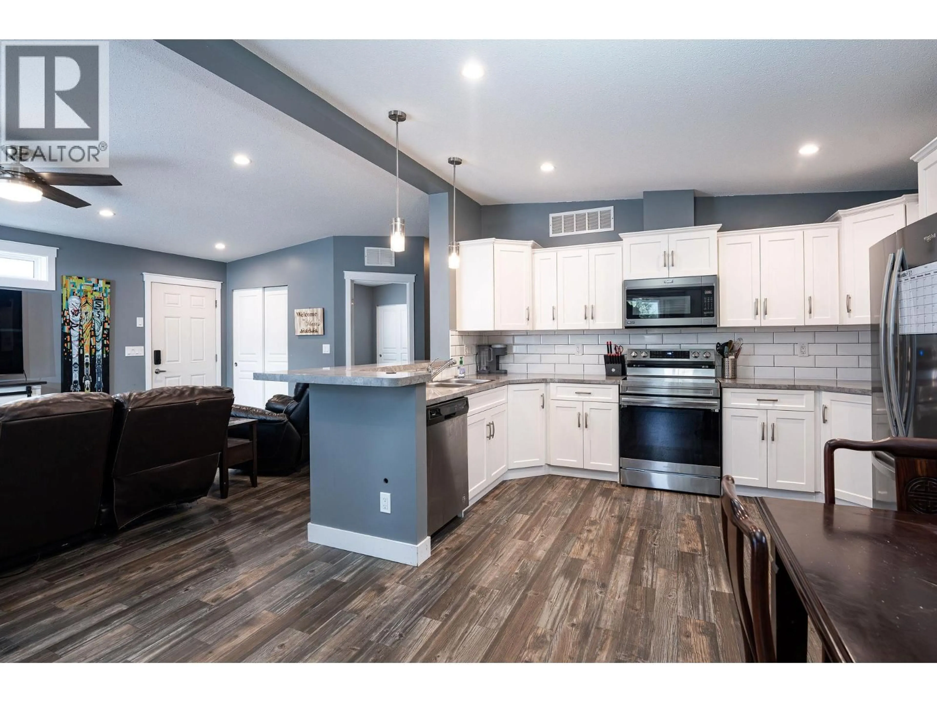 Open concept kitchen, unknown for 3 JOHNSON WAY, Revelstoke British Columbia V0E2S1