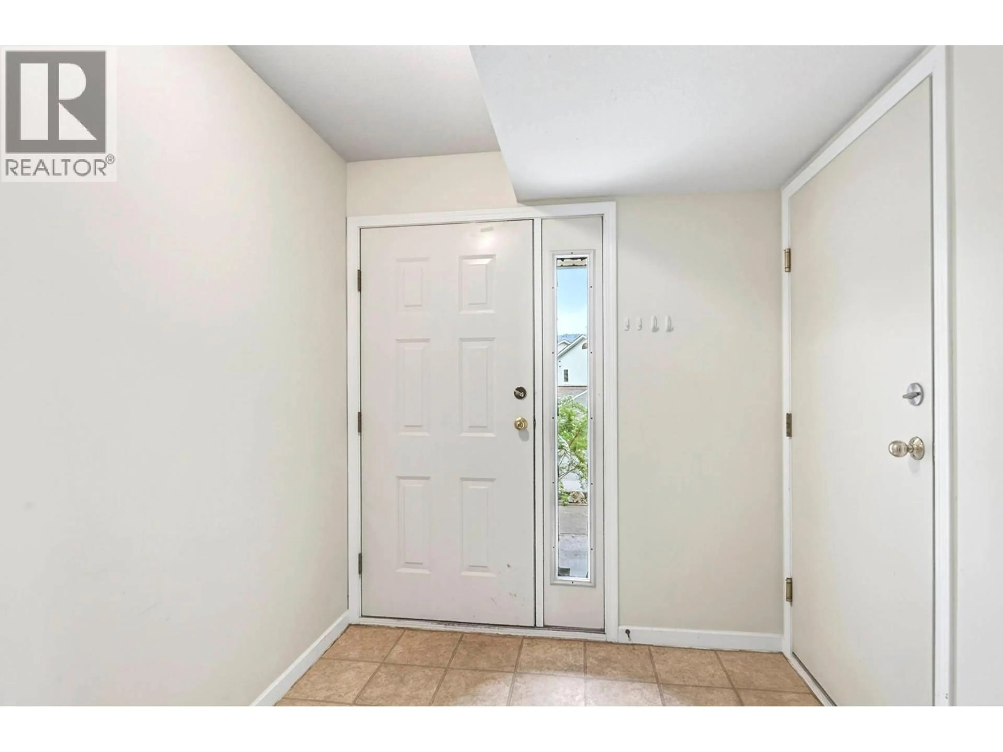 Indoor entryway for 15 - 2050 QU'APPELLE BOULEVARD, Kamloops British Columbia V2E2R4