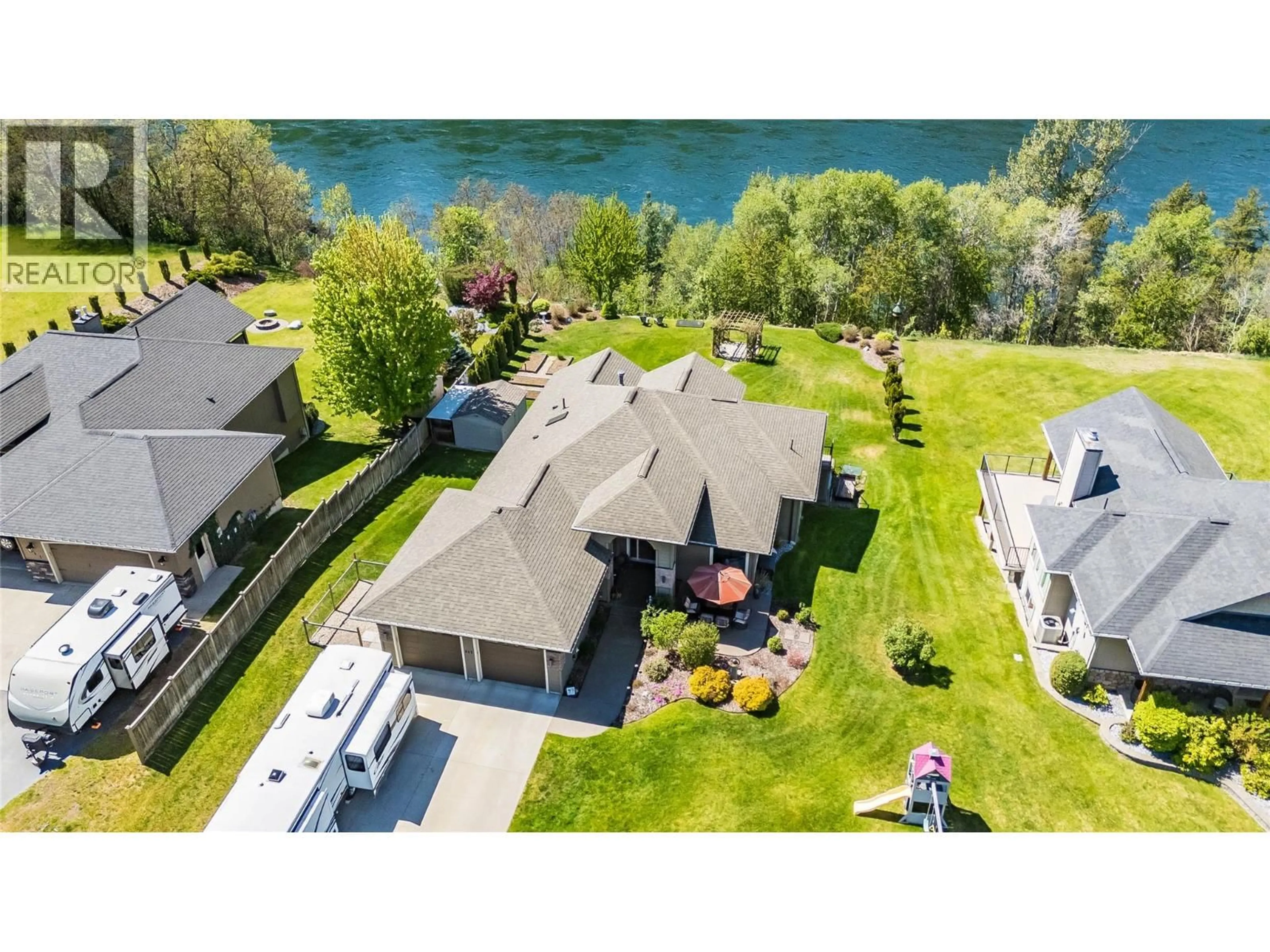 A pic from outside/outdoor area/front of a property/back of a property/a pic from drone, water/lake/river/ocean view for 943 RIVERVIEW PLACE OTHER, Castlegar British Columbia V1N4L1