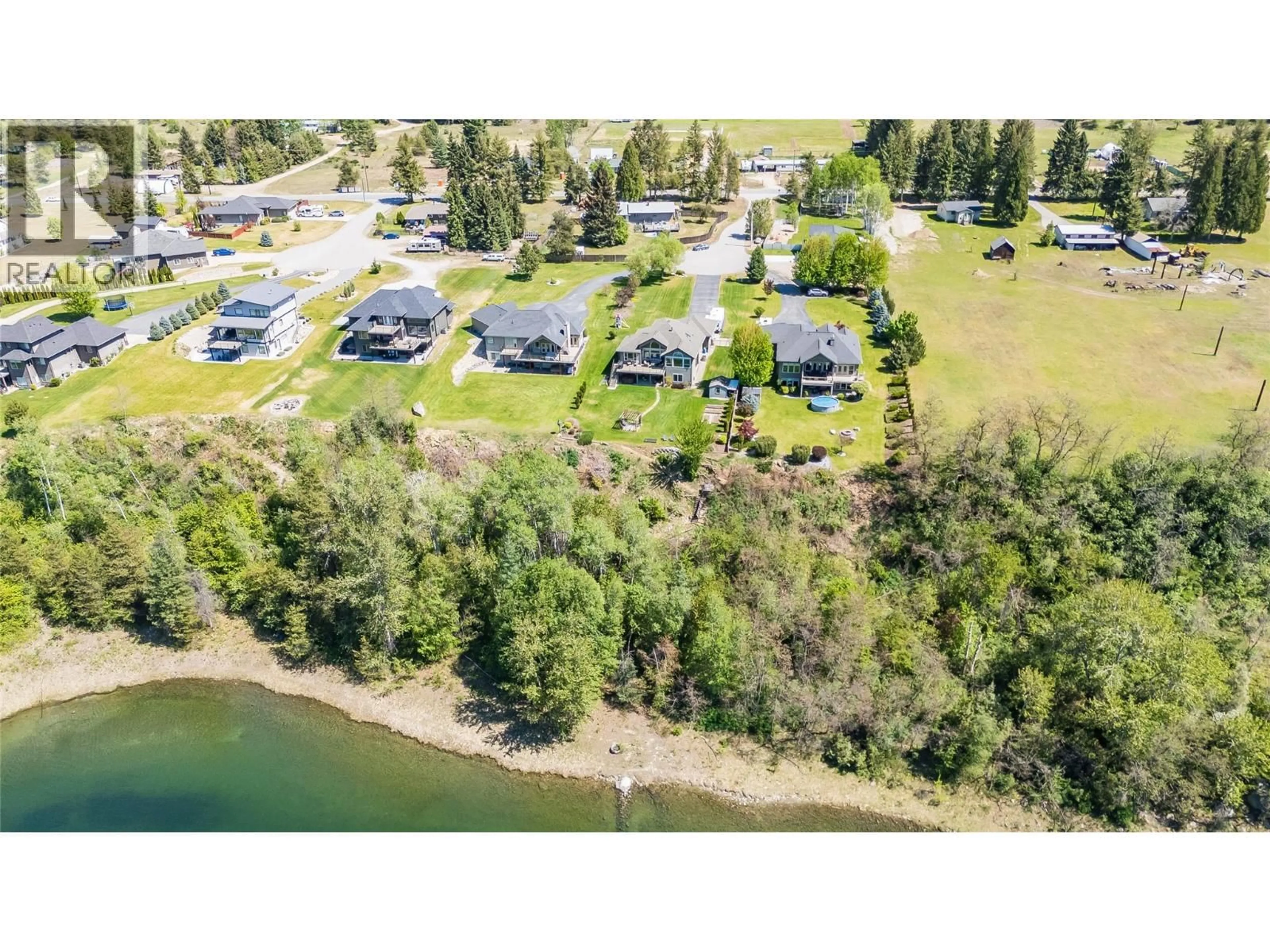 A pic from outside/outdoor area/front of a property/back of a property/a pic from drone, water/lake/river/ocean view for 943 RIVERVIEW PLACE OTHER, Castlegar British Columbia V1N4L1