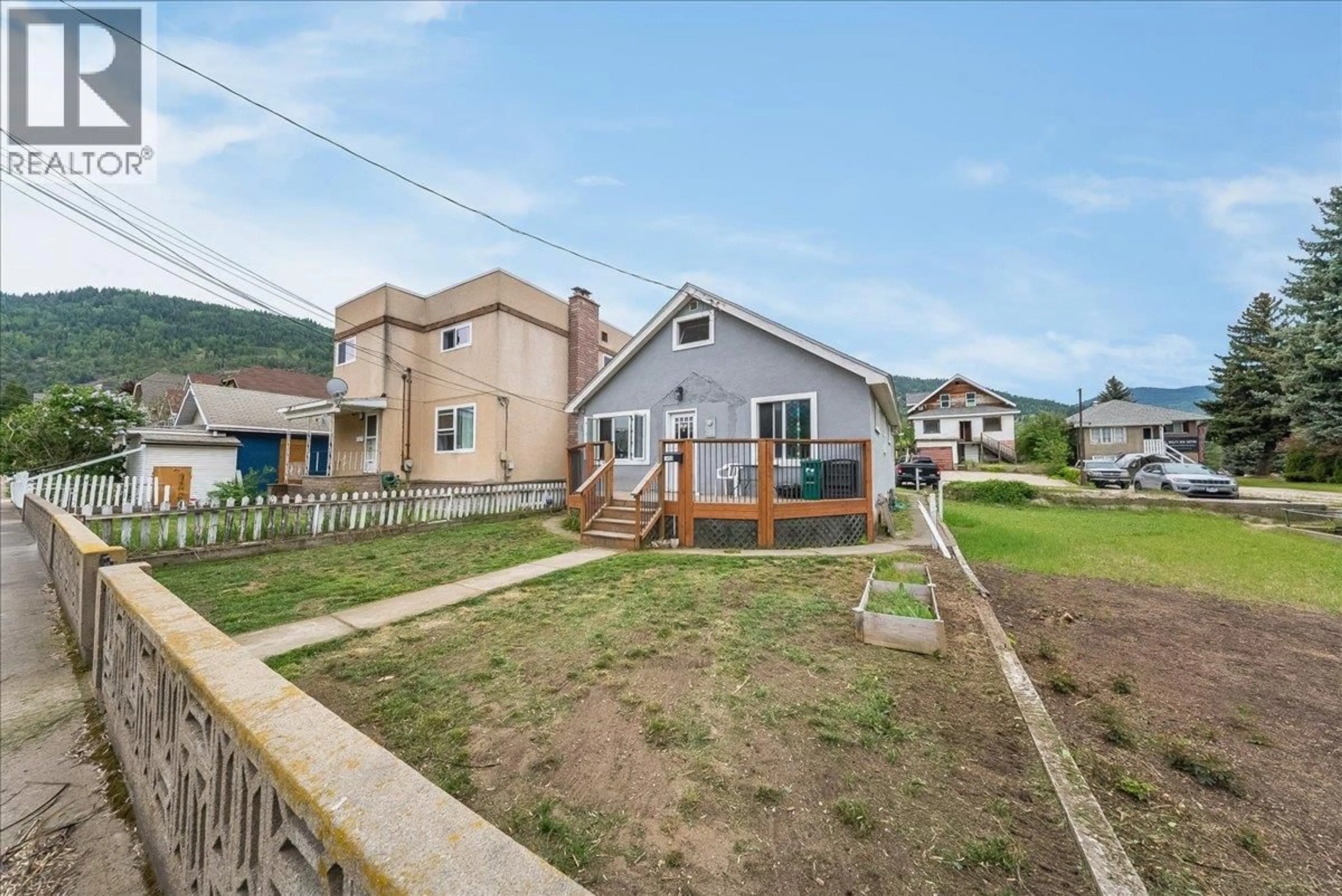 Patio, street for 1430 THIRD AVENUE, Trail British Columbia V1R1P6
