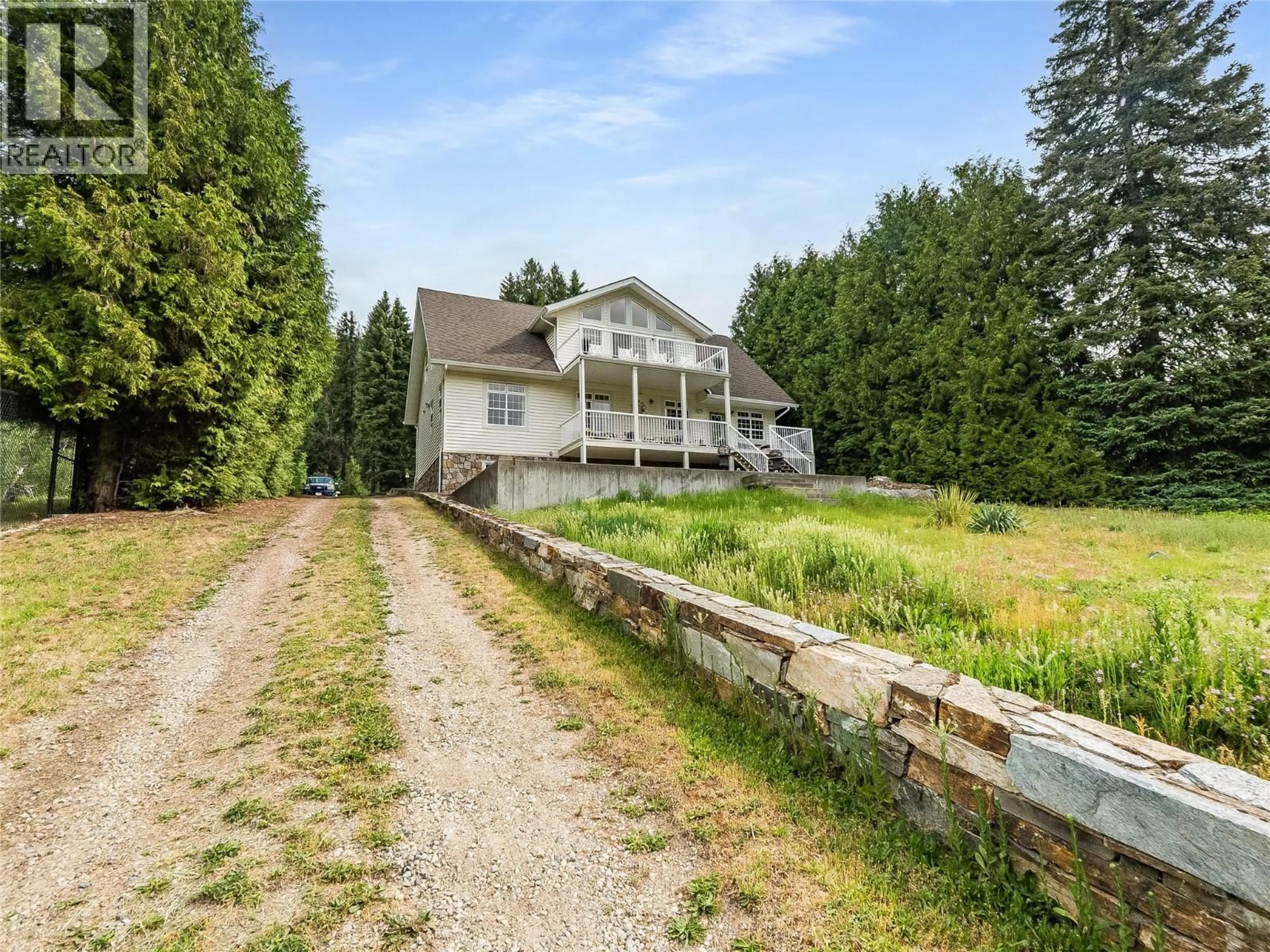 A pic from outside/outdoor area/front of a property/back of a property/a pic from drone, unknown for 3275 BROADWATER ROAD, Robson British Columbia V0G1X0