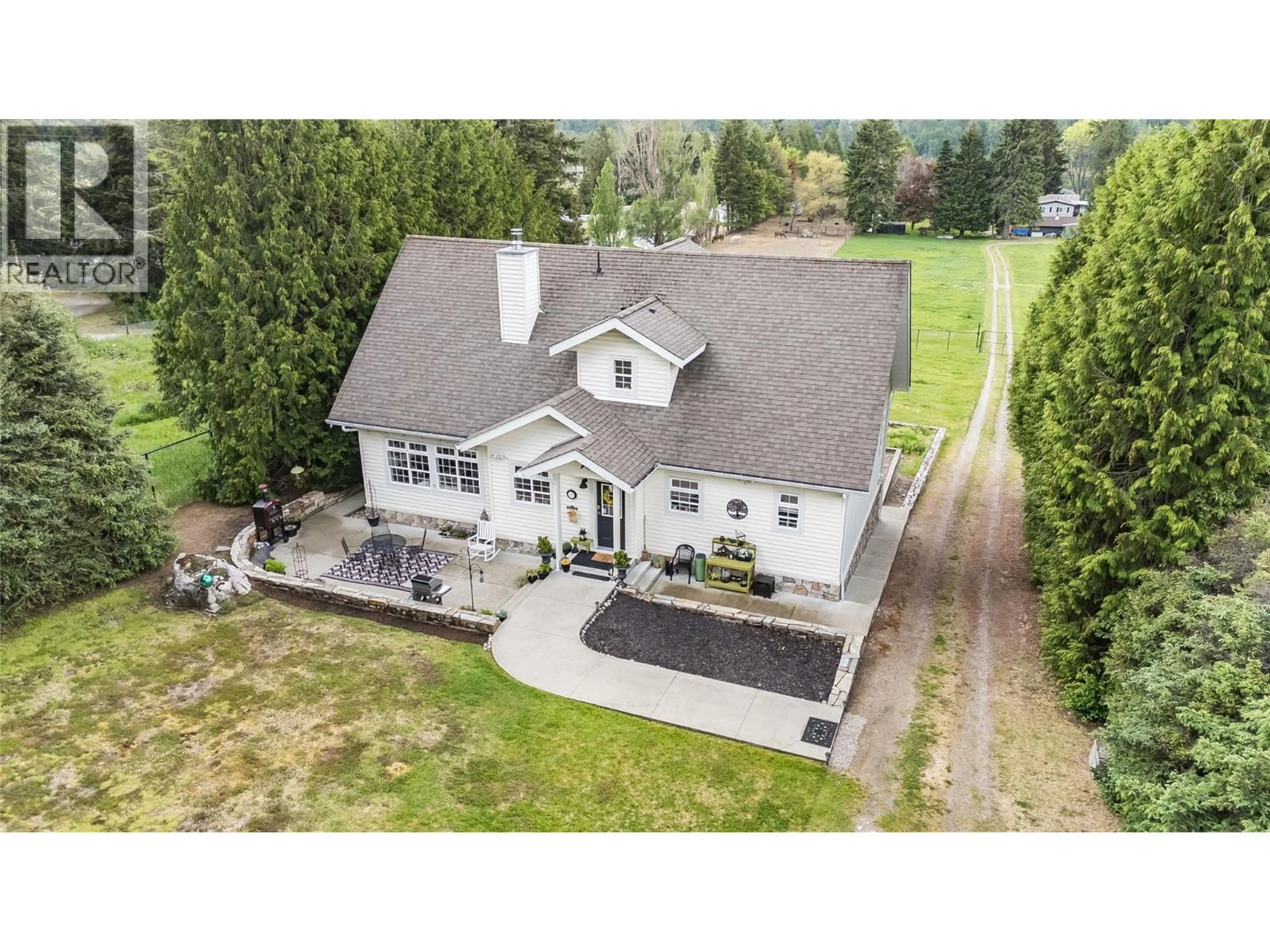 A pic from outside/outdoor area/front of a property/back of a property/a pic from drone, unknown for 3275 BROADWATER ROAD, Robson British Columbia V0G1X0