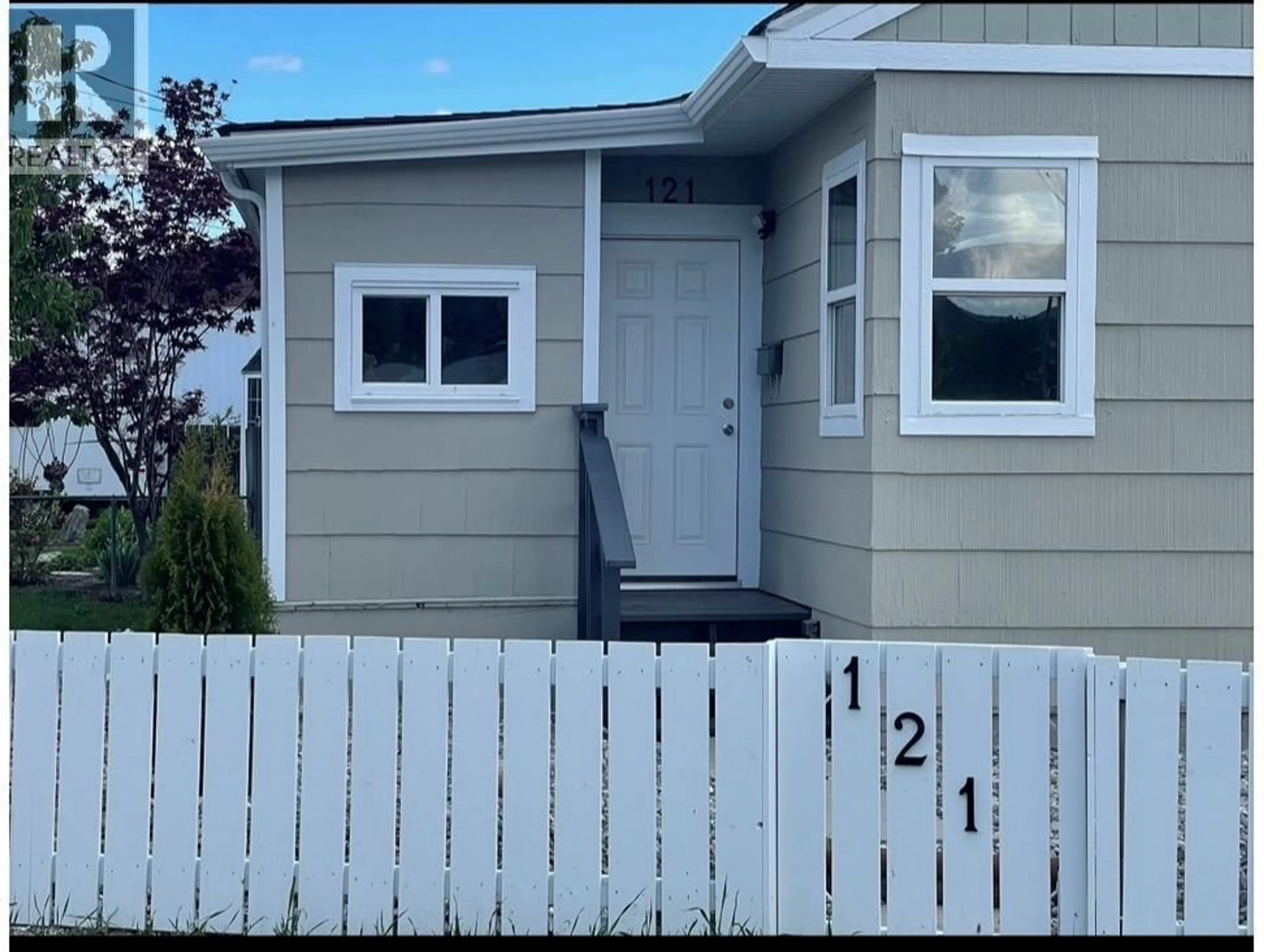 Home with vinyl exterior material, street for 121 WILLOW STREET, Kamloops British Columbia V2B4C6