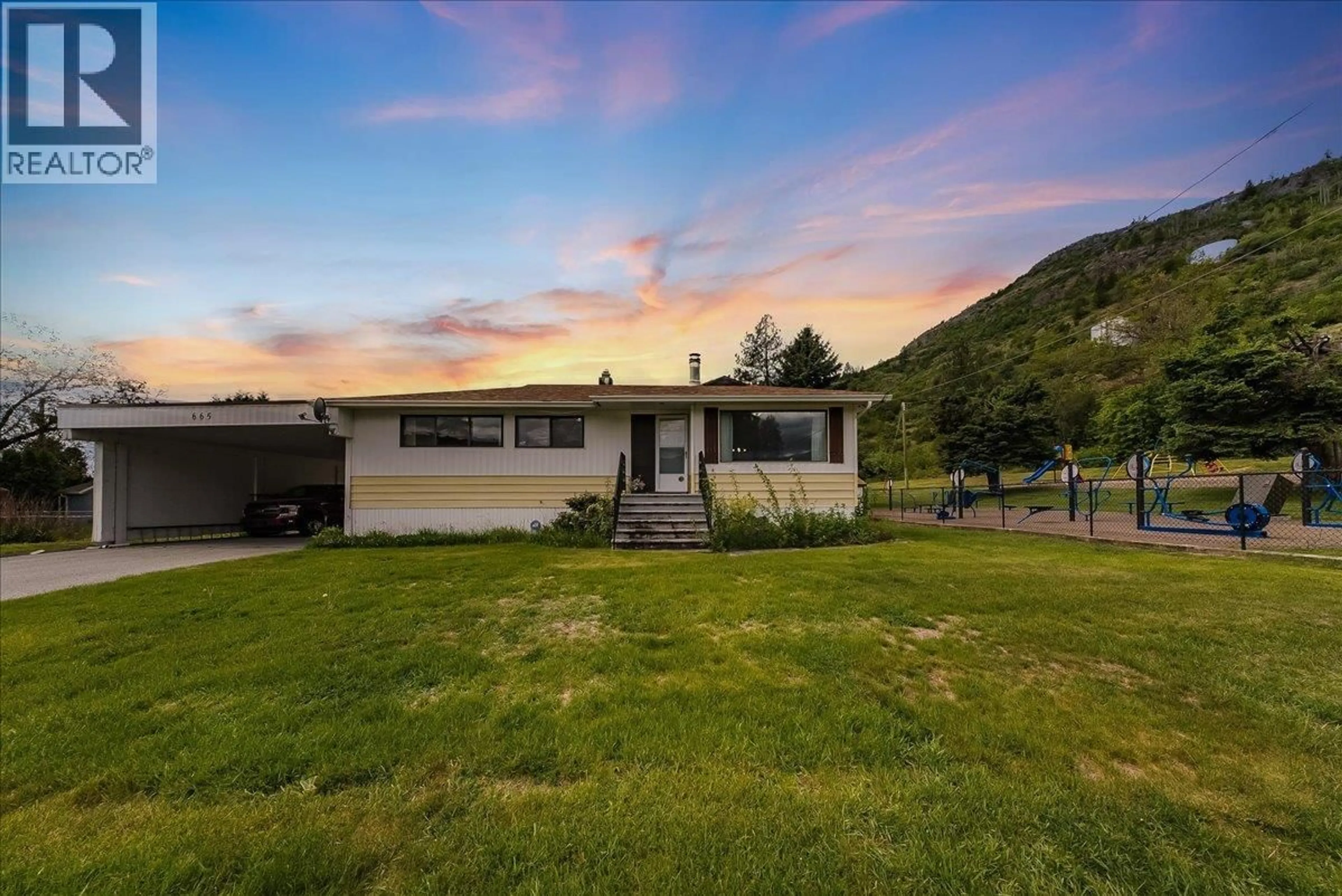 A pic from outside/outdoor area/front of a property/back of a property/a pic from drone, mountain view for 665 6 STREET, Montrose British Columbia V0G1P0