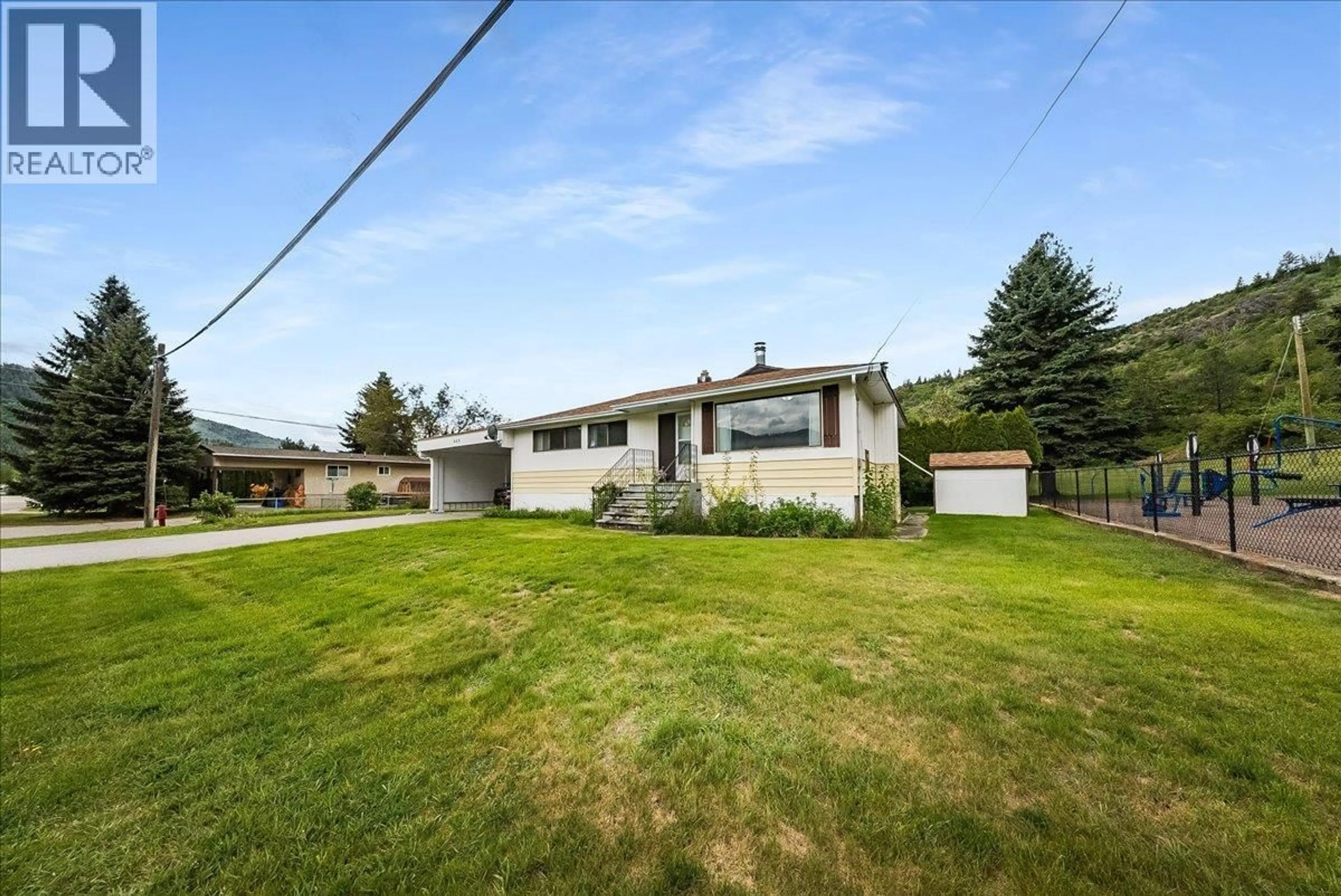 A pic from outside/outdoor area/front of a property/back of a property/a pic from drone, street for 665 6 STREET, Montrose British Columbia V0G1P0