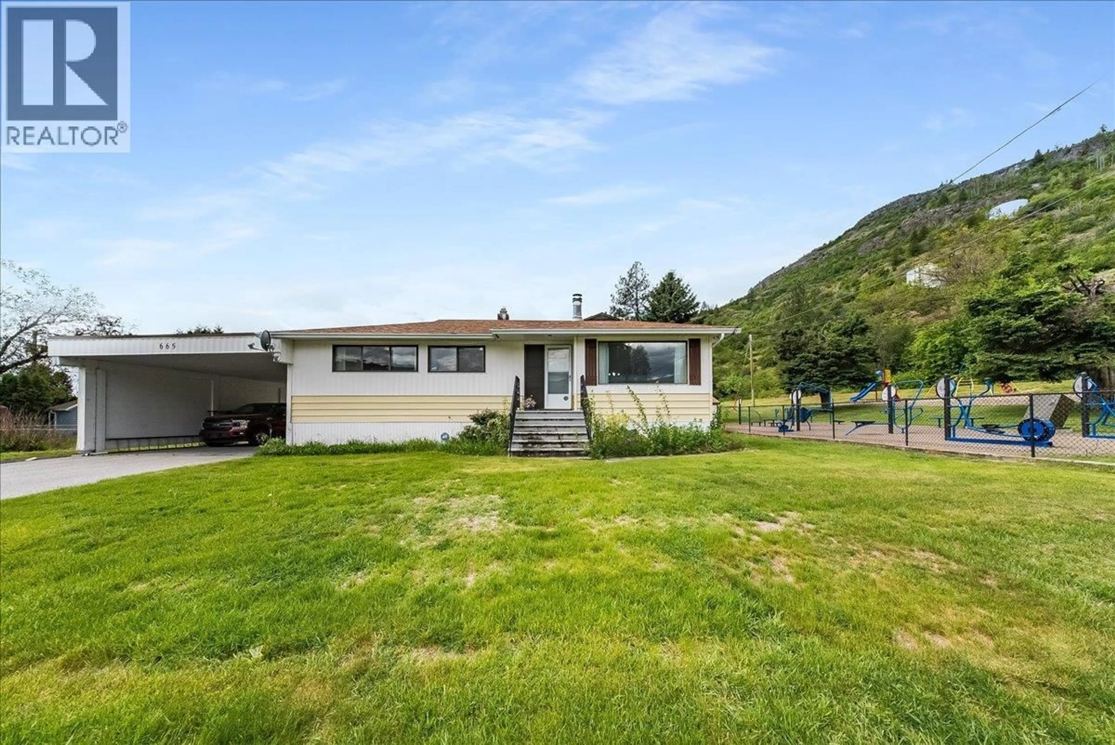A pic from outside/outdoor area/front of a property/back of a property/a pic from drone, mountain view for 665 6 STREET, Montrose British Columbia V0G1P0