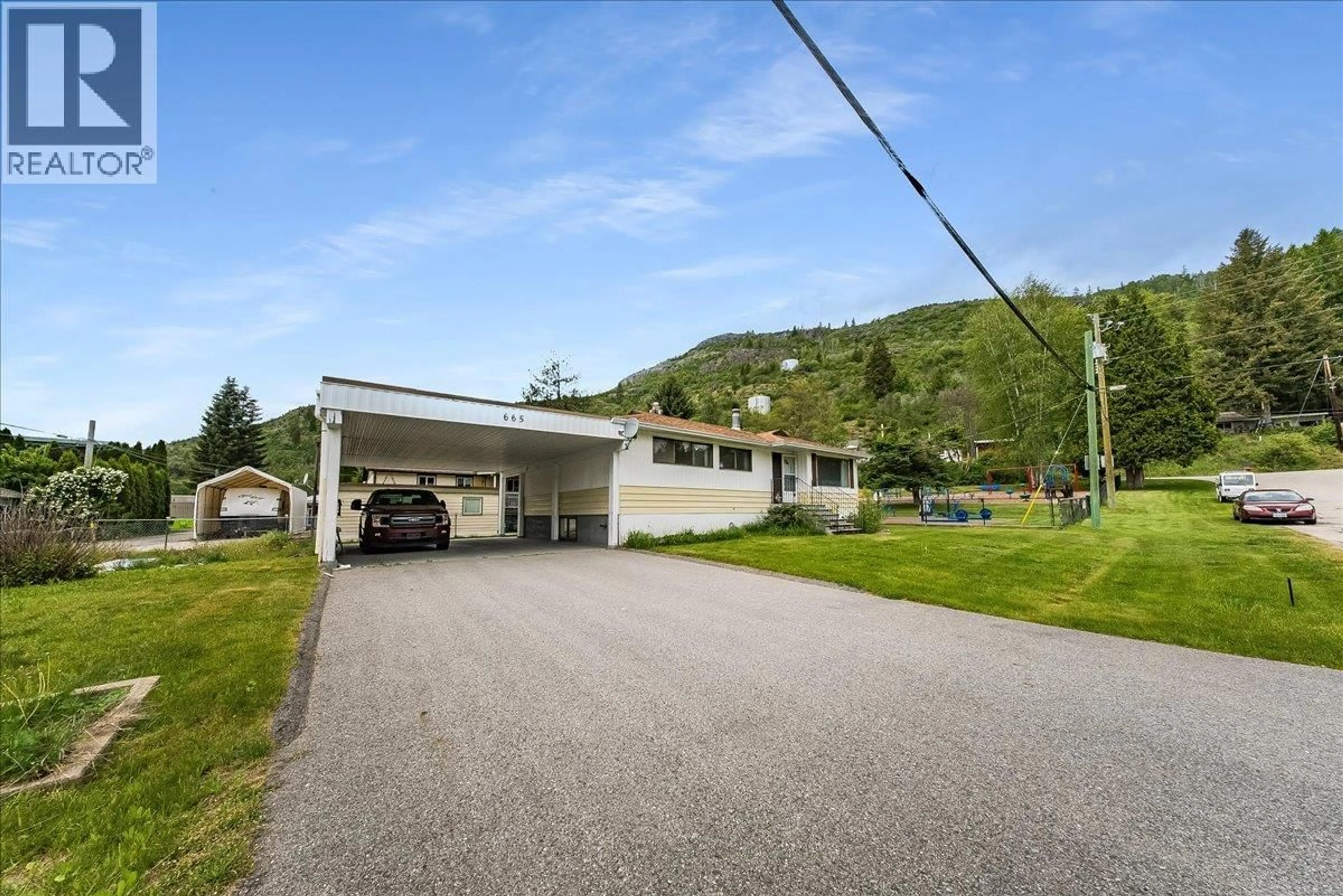 Indoor garage for 665 6 STREET, Montrose British Columbia V0G1P0