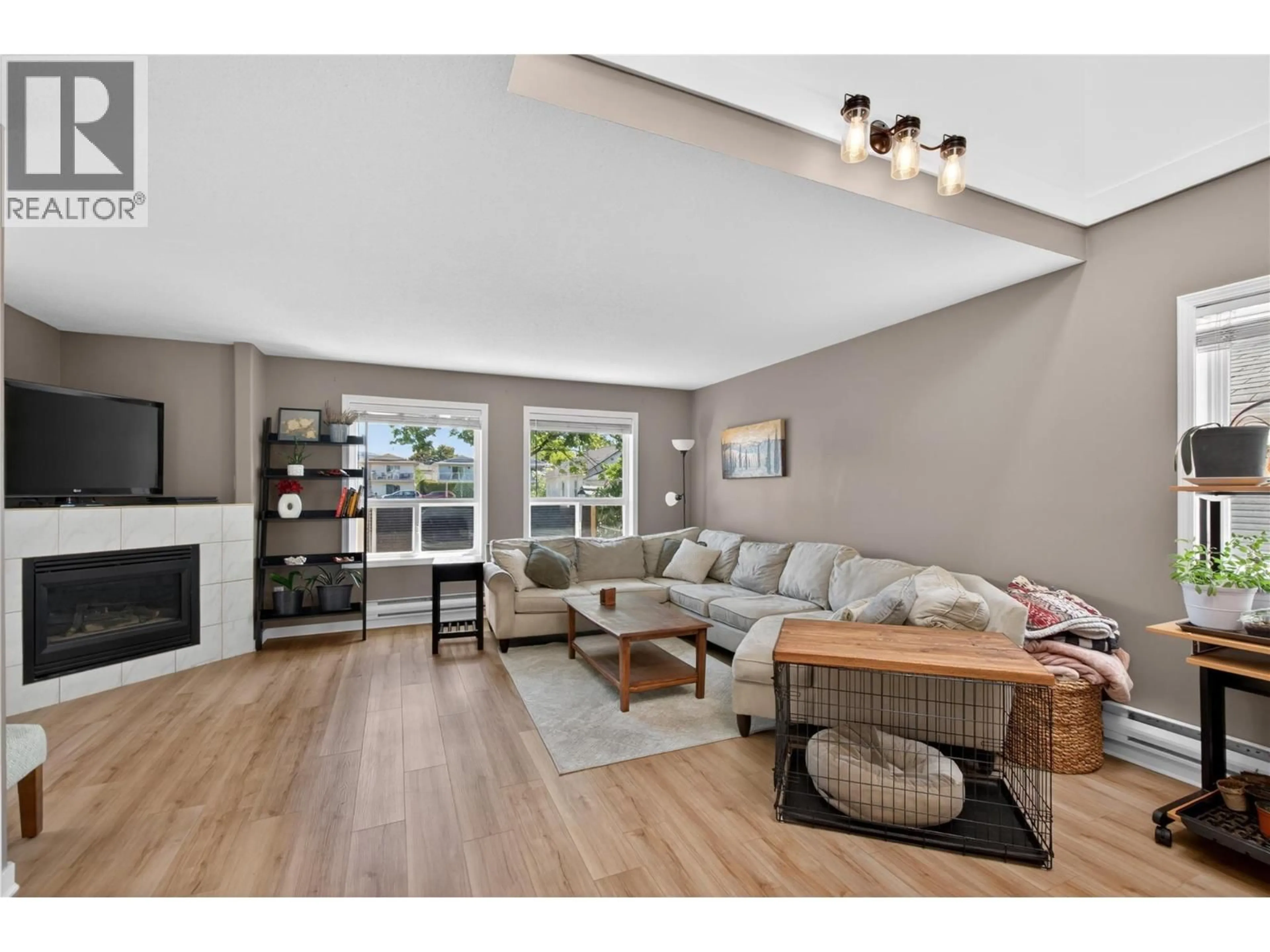 Living room with furniture, wood/laminate floor for 102 - 538 ALBERTA AVENUE, Penticton British Columbia V2A1P6