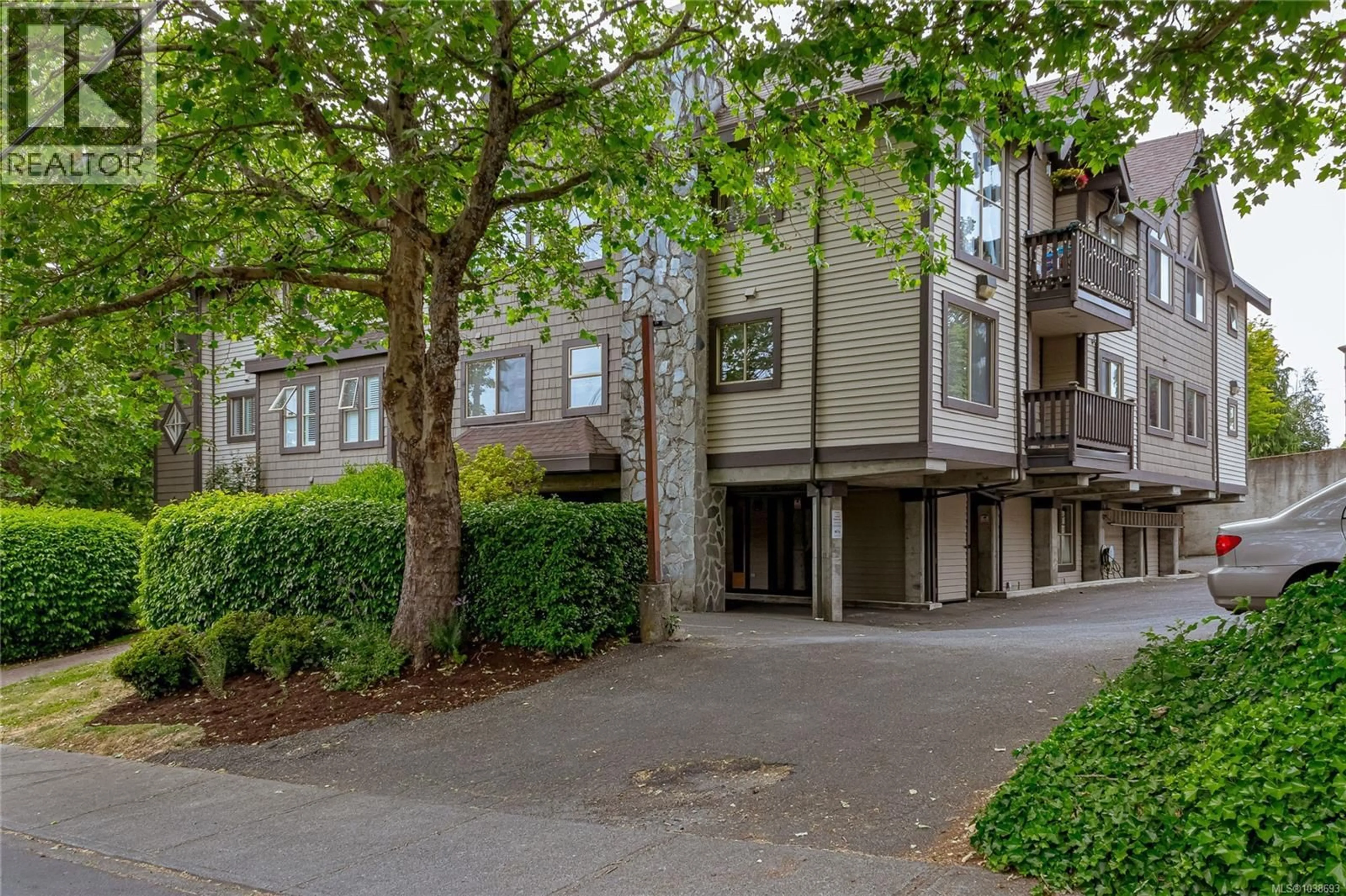 Patio, street for 102 - 108 GORGE ROAD WEST, Saanich British Columbia V9A1M2
