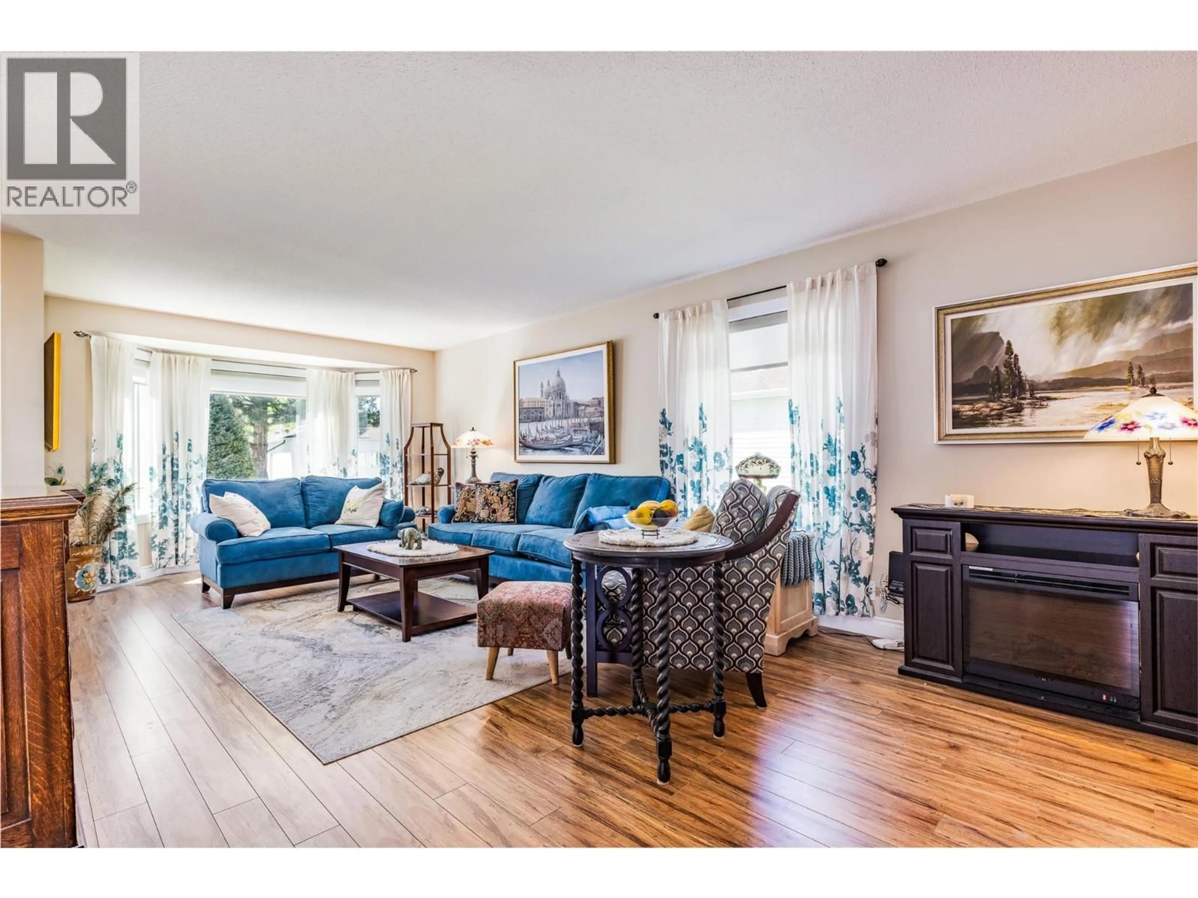 Living room with furniture, wood/laminate floor for 502 - 1255 RAYMER AVENUE, Kelowna British Columbia V1W3S3