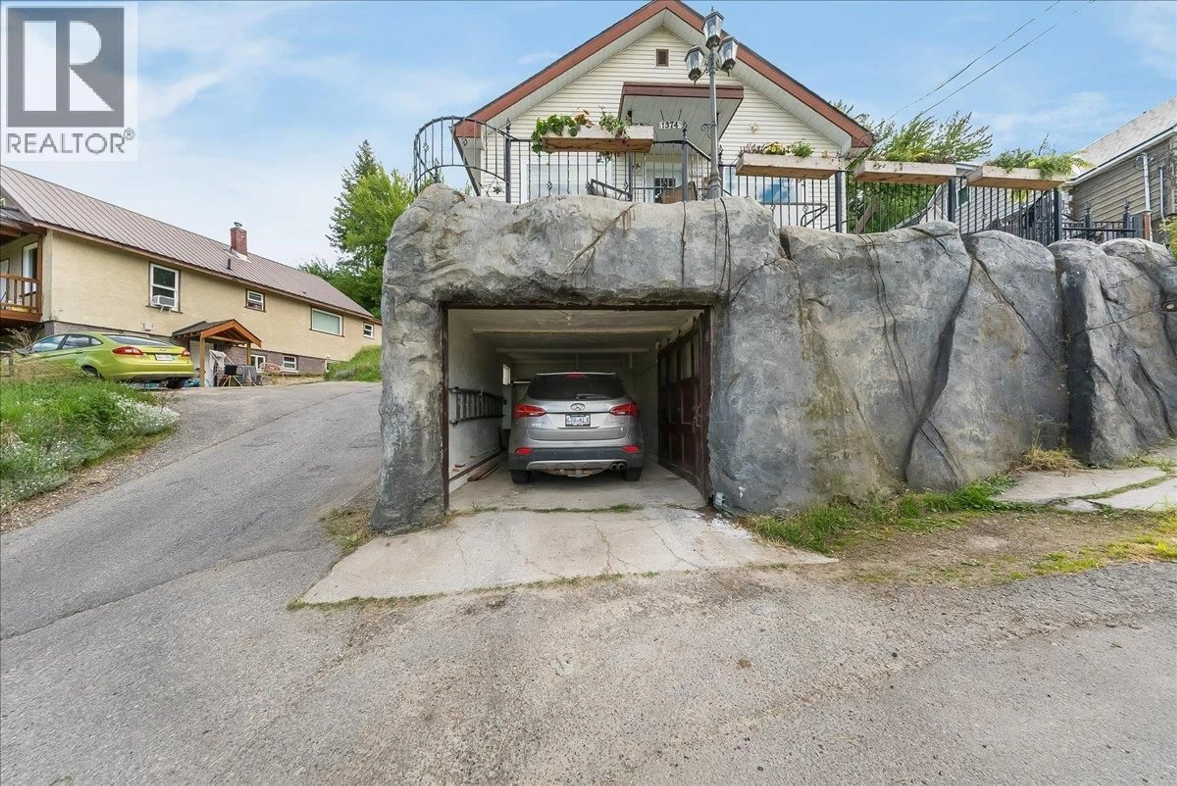 Parking for 1374 MOUNTAIN STREET, Trail British Columbia V1R3G5