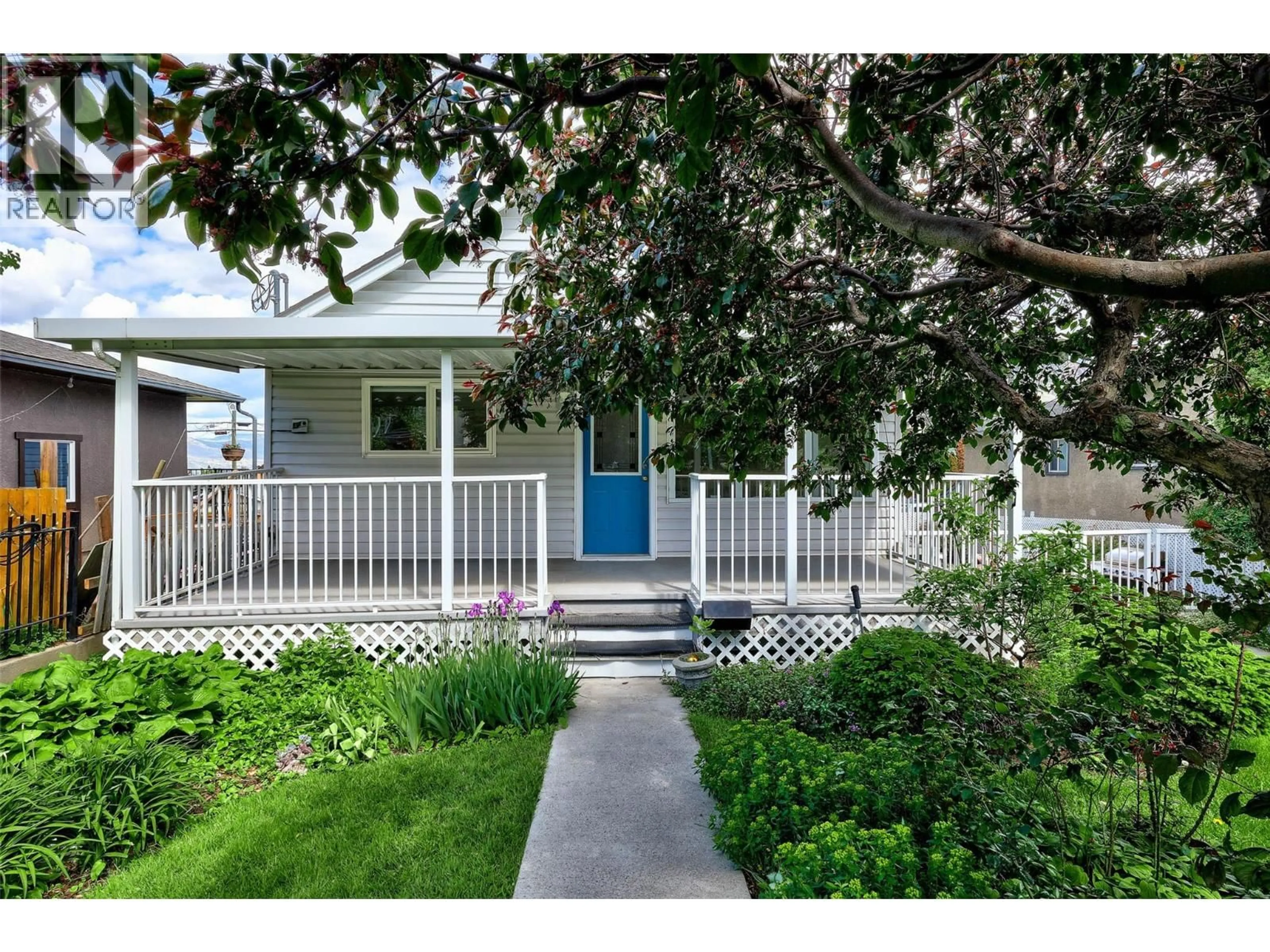 Home with vinyl exterior material, street for 1022 PLEASANT STREET, Kamloops British Columbia V2C3B8