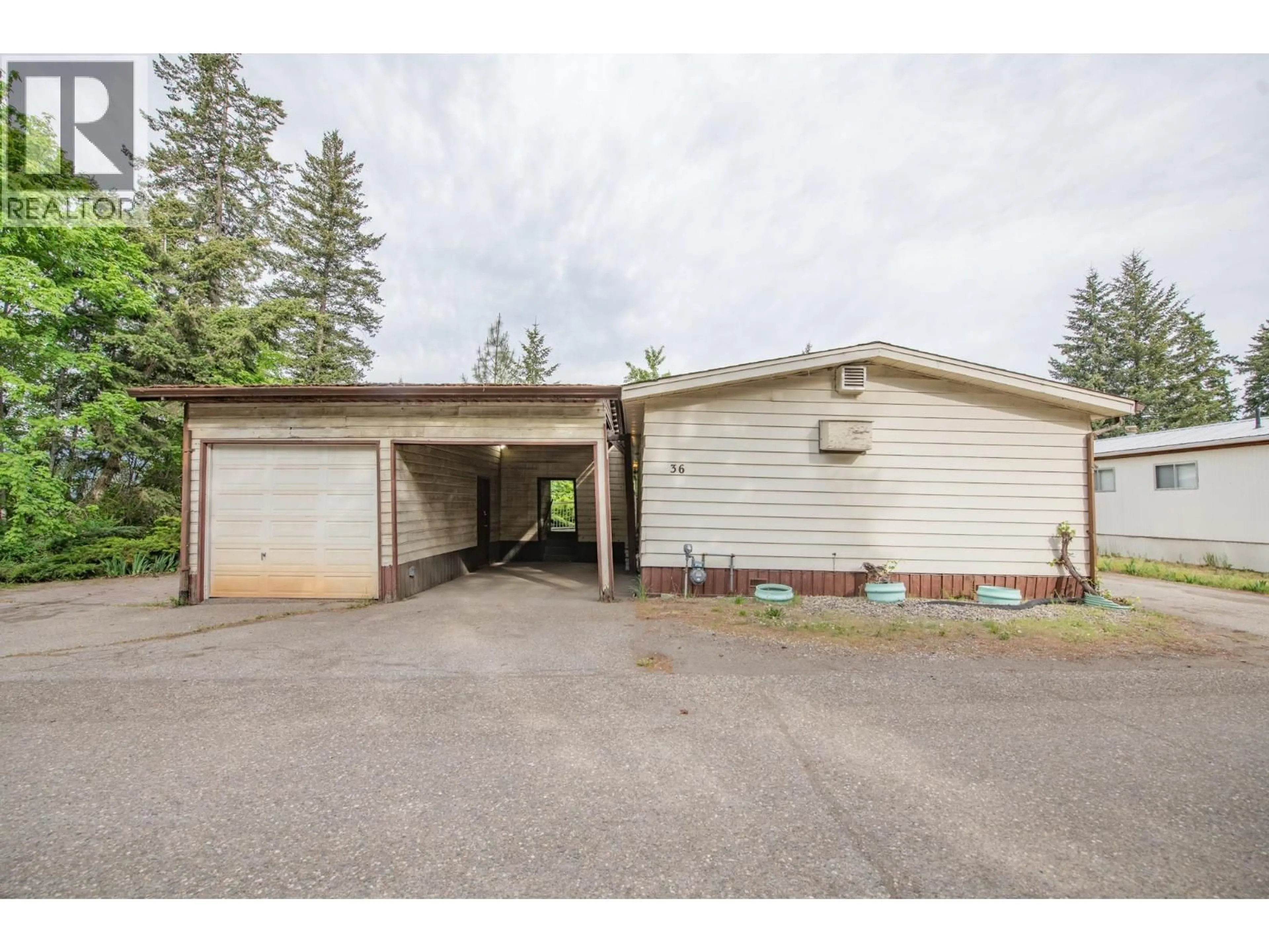 Indoor garage for 36 - 844 HUTLEY ROAD, Spallumcheen British Columbia V0E1B7