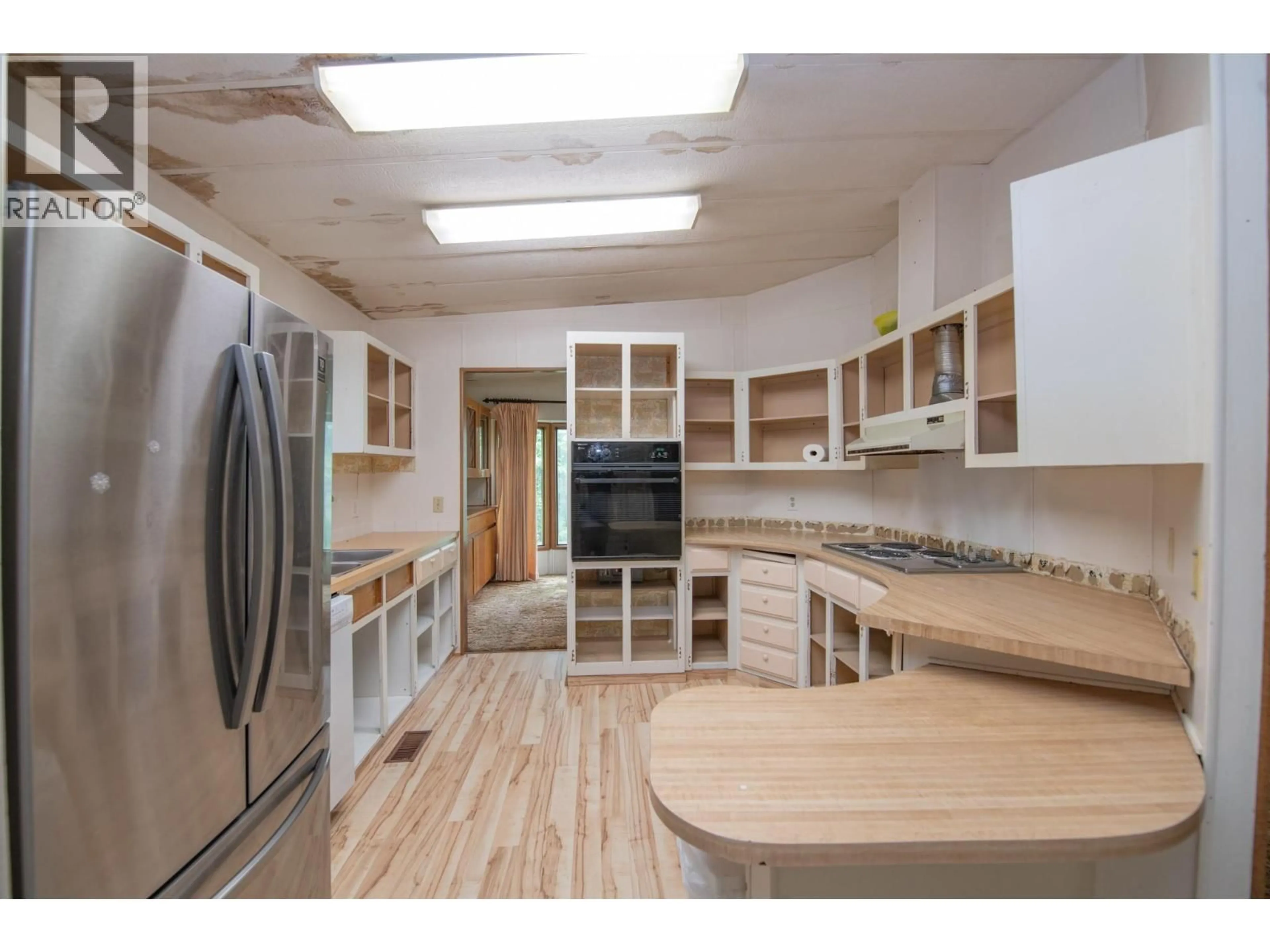 Open concept kitchen, wood/laminate floor for 36 - 844 HUTLEY ROAD, Spallumcheen British Columbia V0E1B7