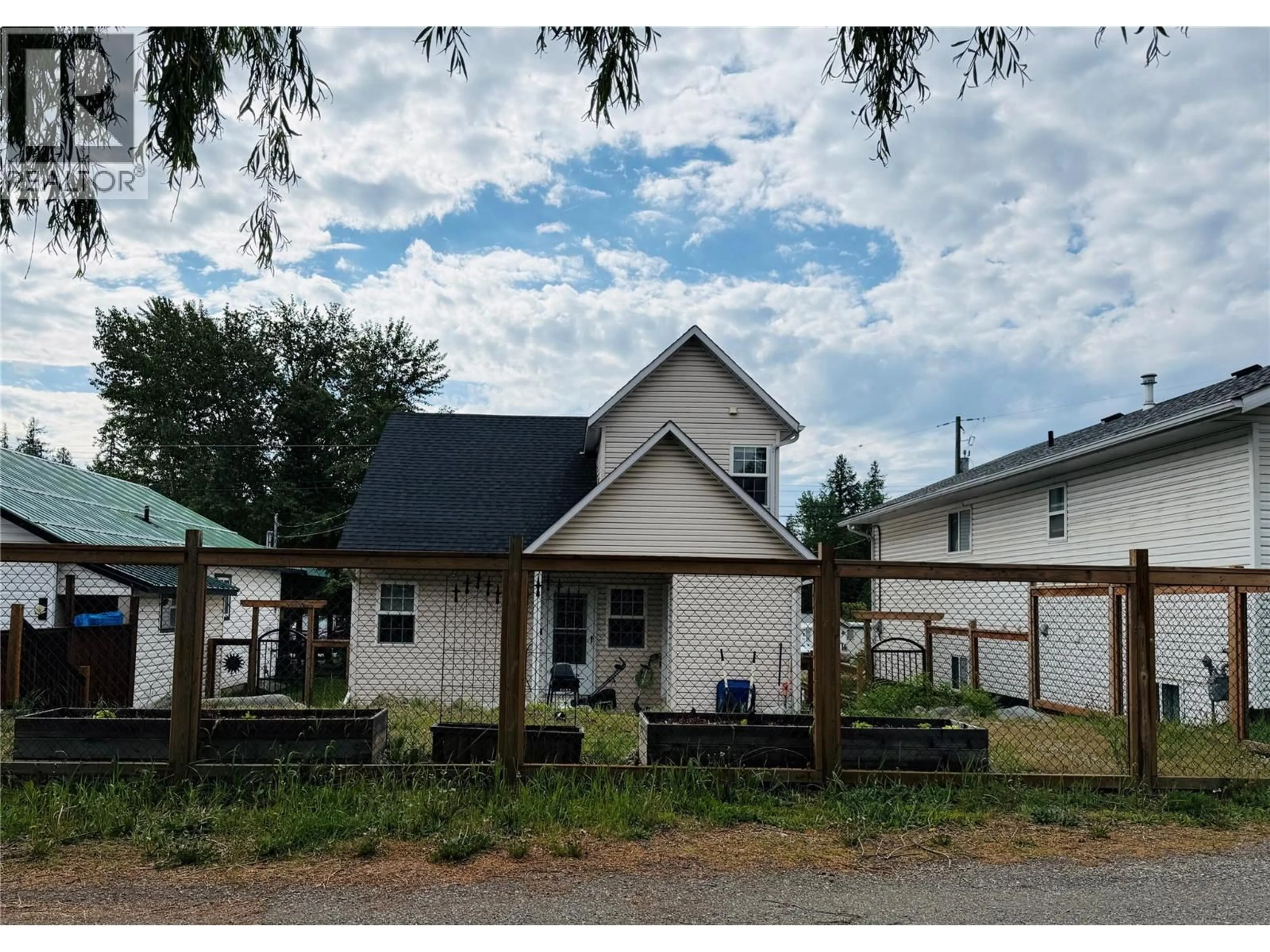 A pic from outside/outdoor area/front of a property/back of a property/a pic from drone, unknown for 323 GREEN STREET, Kimberley British Columbia V1A2M9