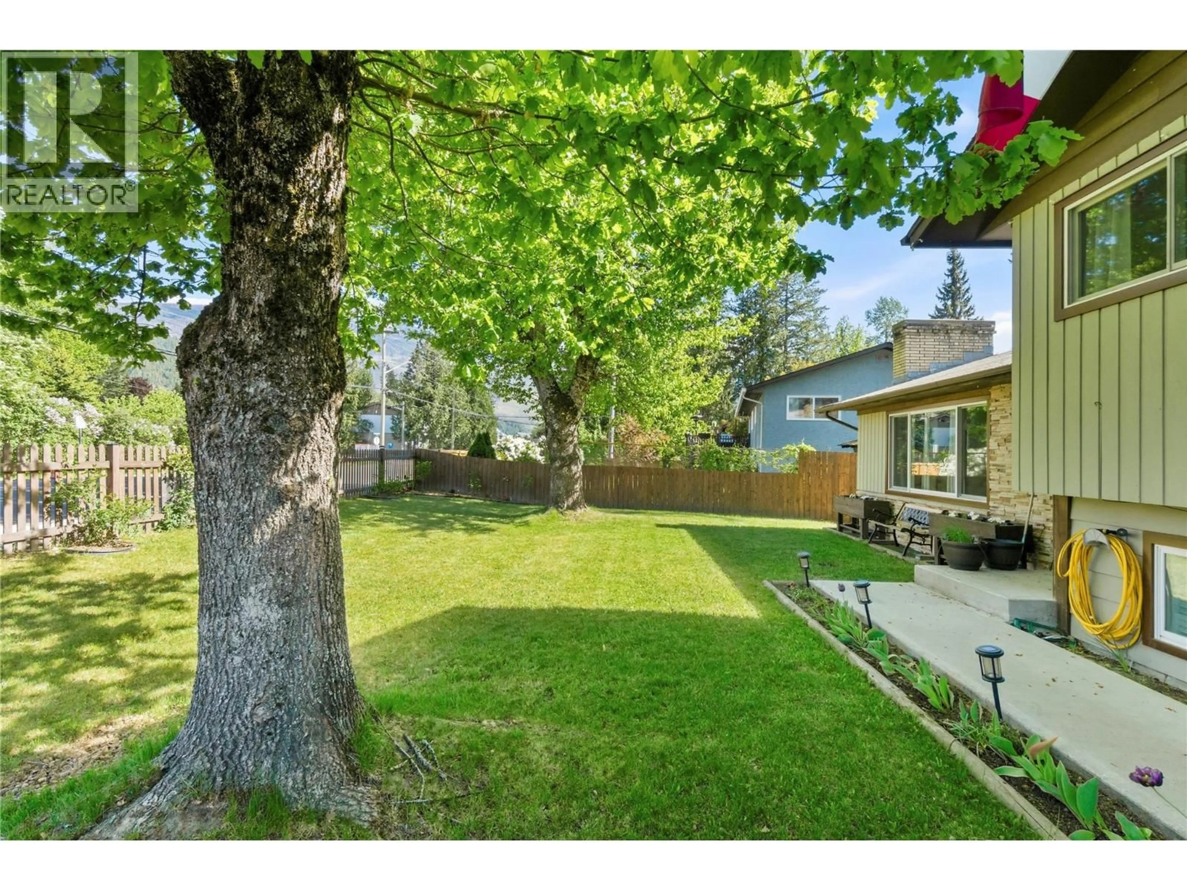 A pic from outside/outdoor area/front of a property/back of a property/a pic from drone, street for 606 RIVERSIDE AVENUE, Sicamous British Columbia V0E2V0