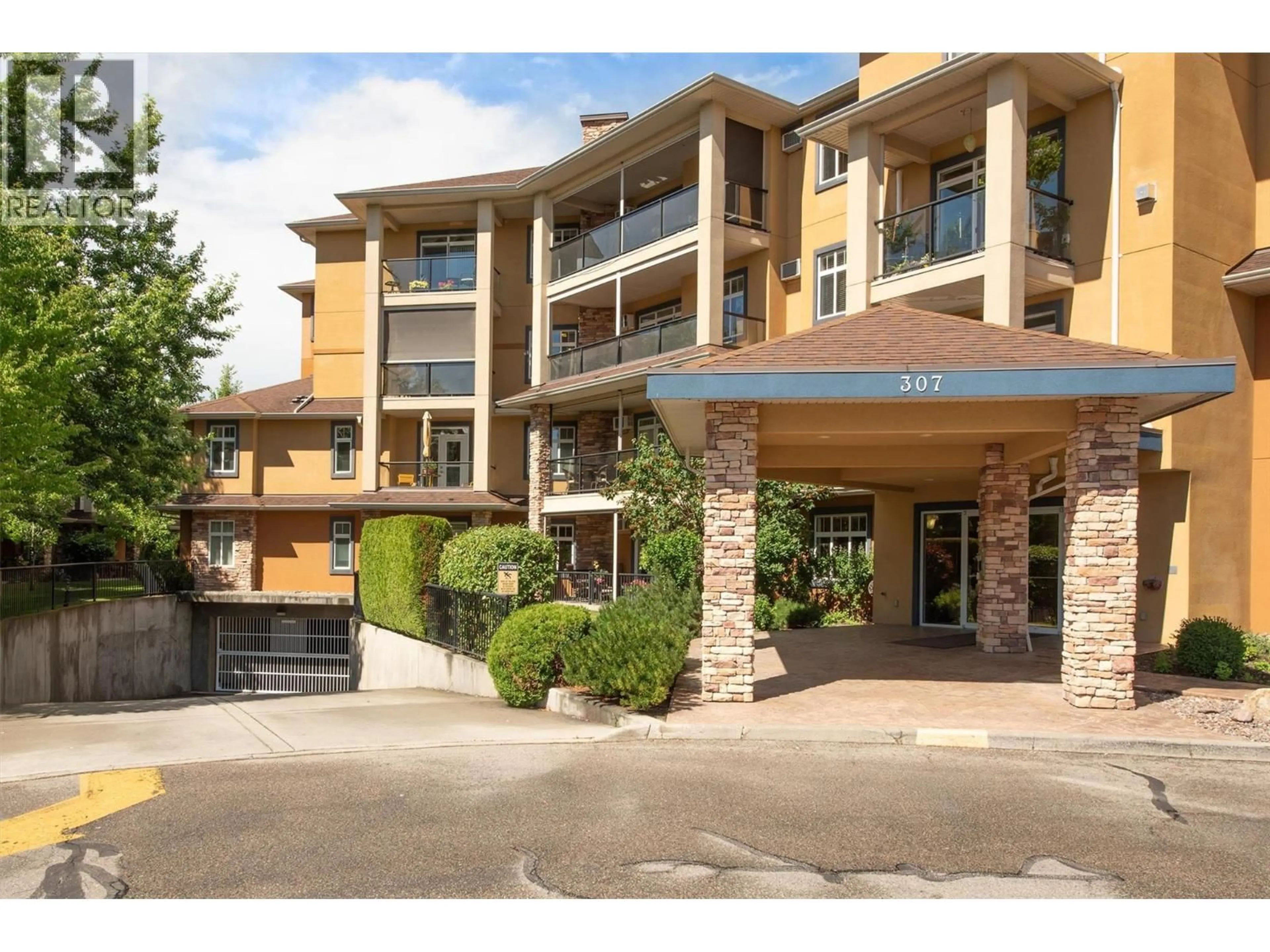 Indoor foyer for 206 - 307 WHITMAN ROAD, Kelowna British Columbia V1V2P3
