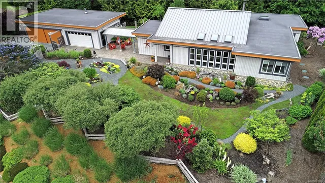 3881 CHARLTON DRIVE, Qualicum Beach