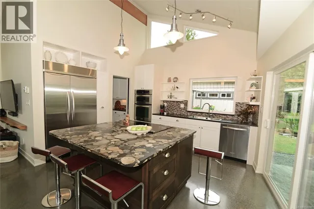 3881 CHARLTON DRIVE, Qualicum Beach 3