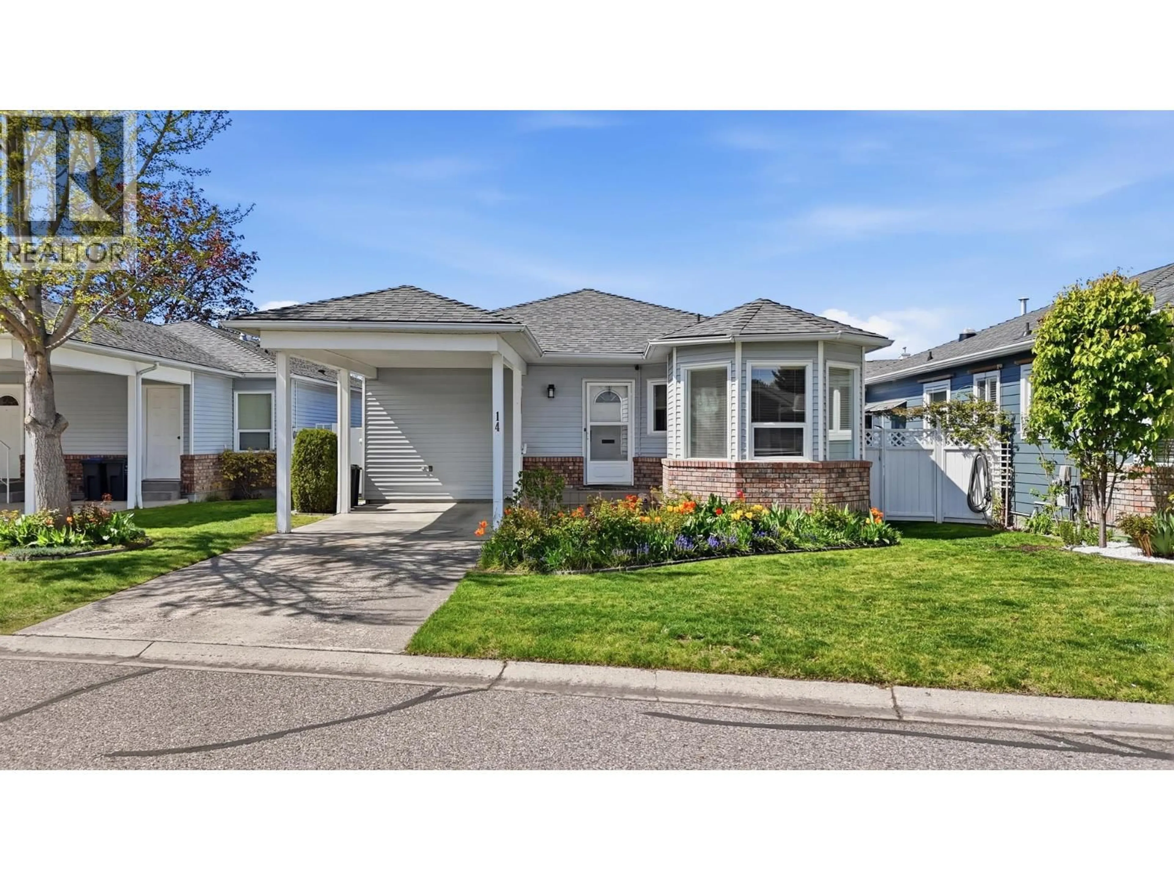 Home with vinyl exterior material, street for 14 - 1101 CAMERON AVENUE, Kelowna British Columbia V1Y8V2