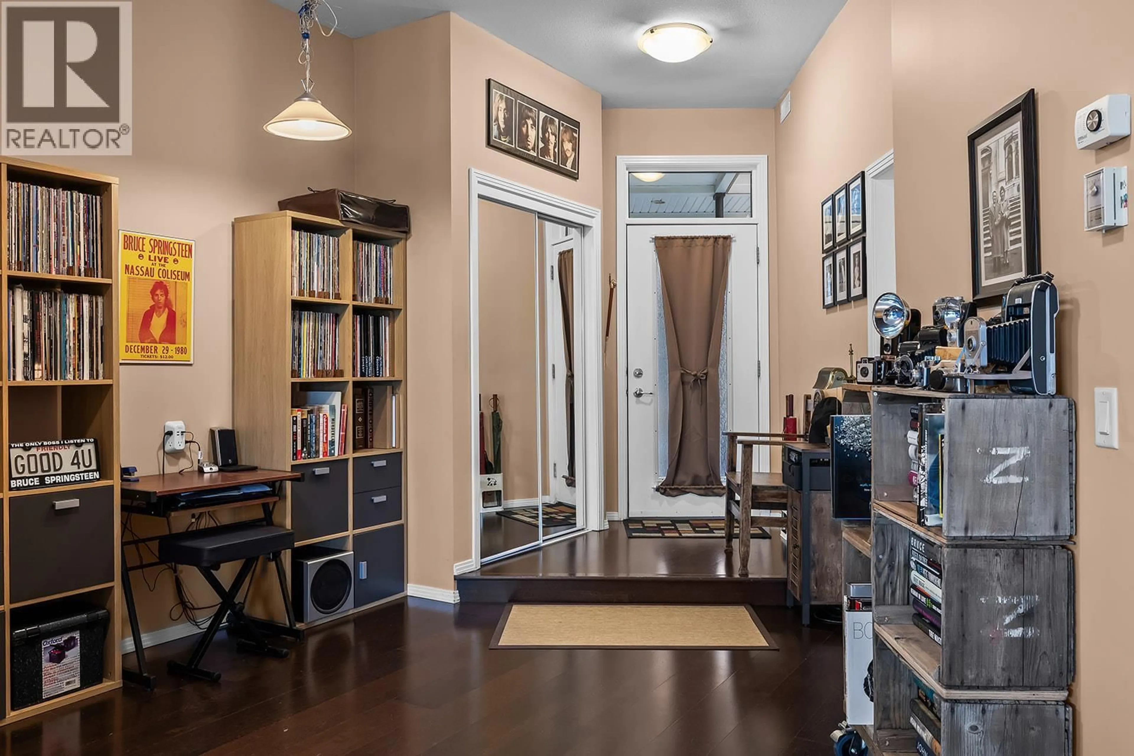 Indoor entryway for 109 - 1327 ST PAUL STREET, Kelowna British Columbia V1Y2E2