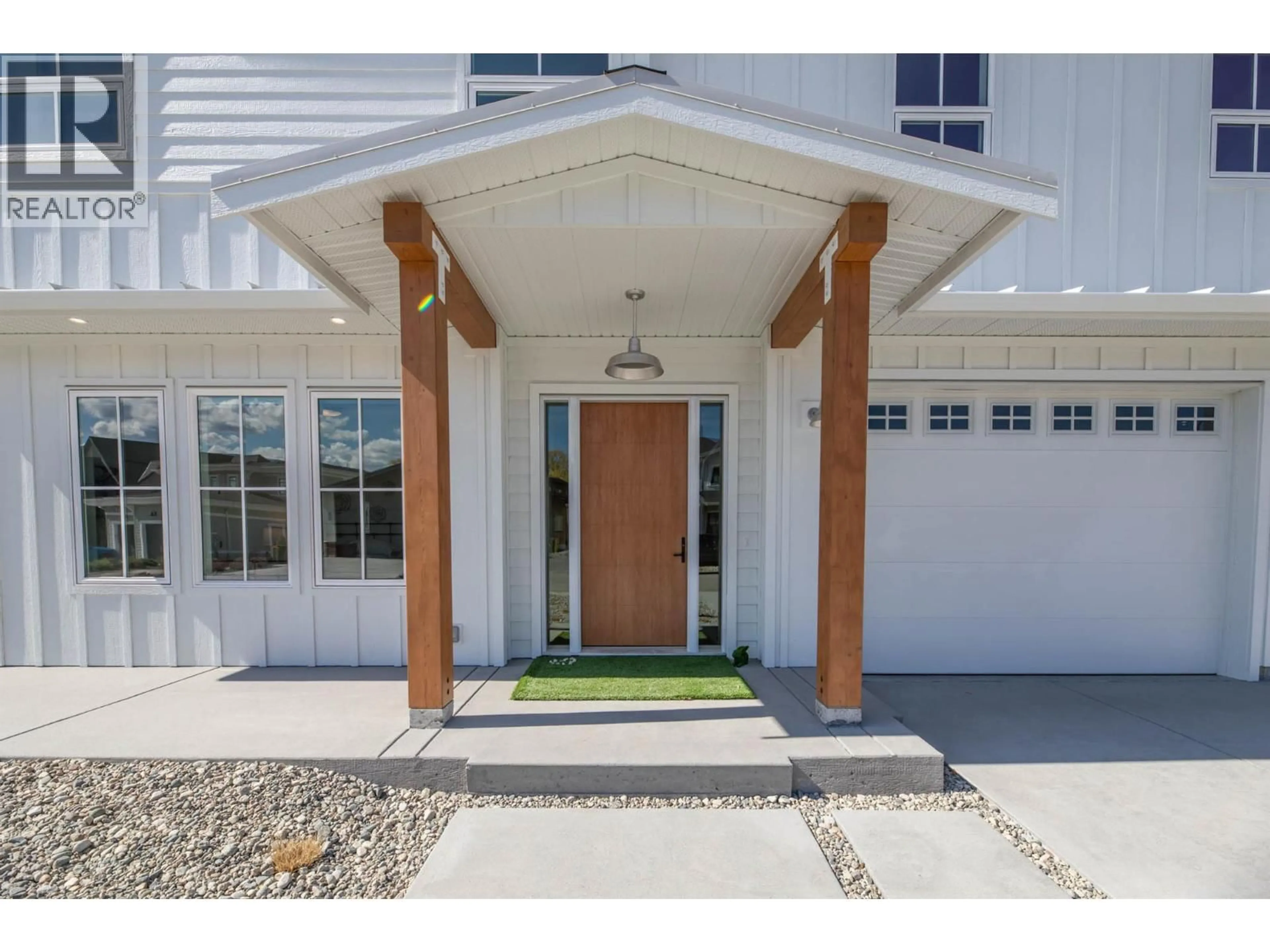 Indoor entryway for 881 LIGHHOUSE LANDING, Summerland British Columbia V0H1Z9