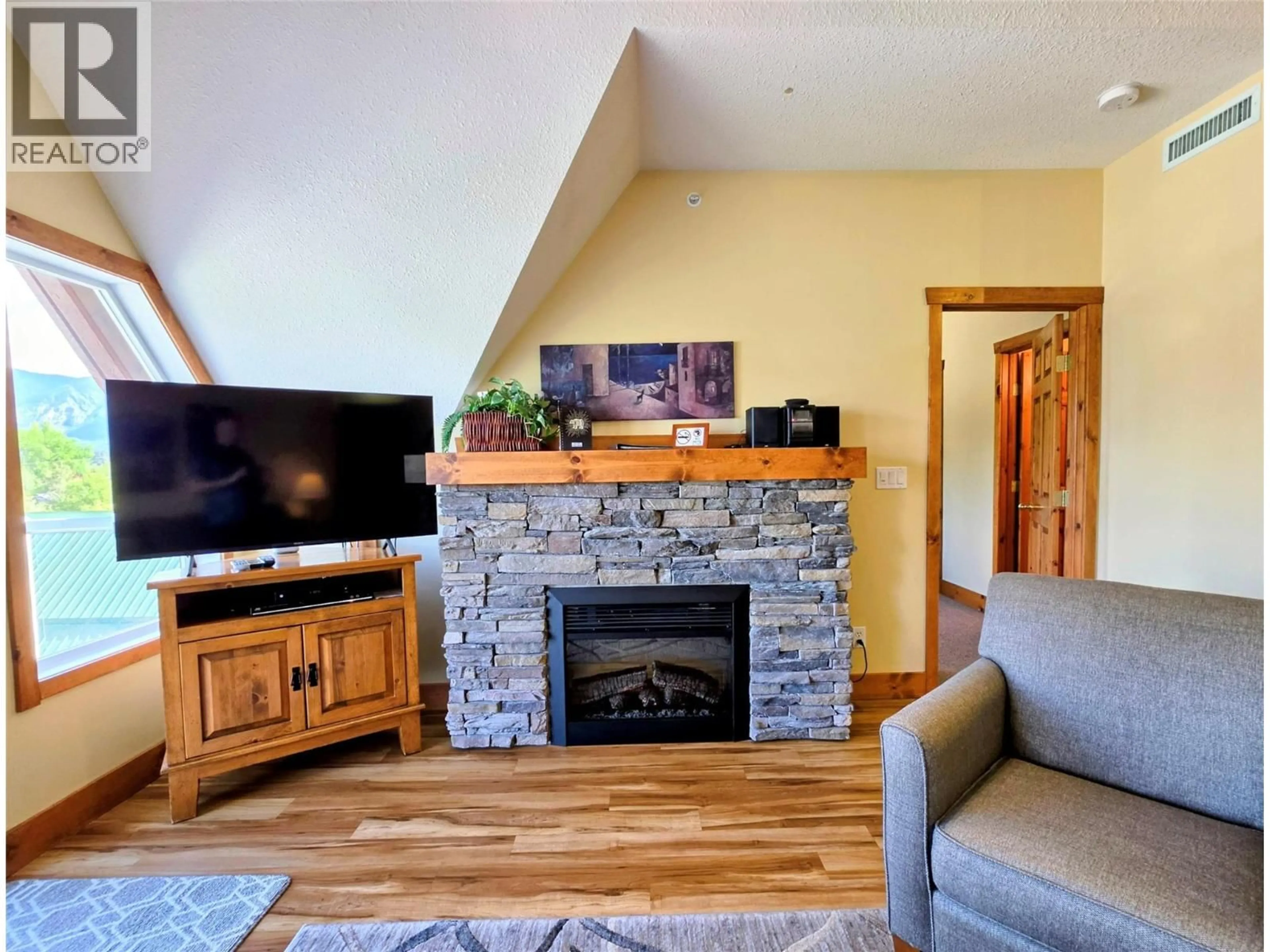Living room with furniture, unknown for 336B - 701 14A CRESCENT, Invermere British Columbia V0A1K0