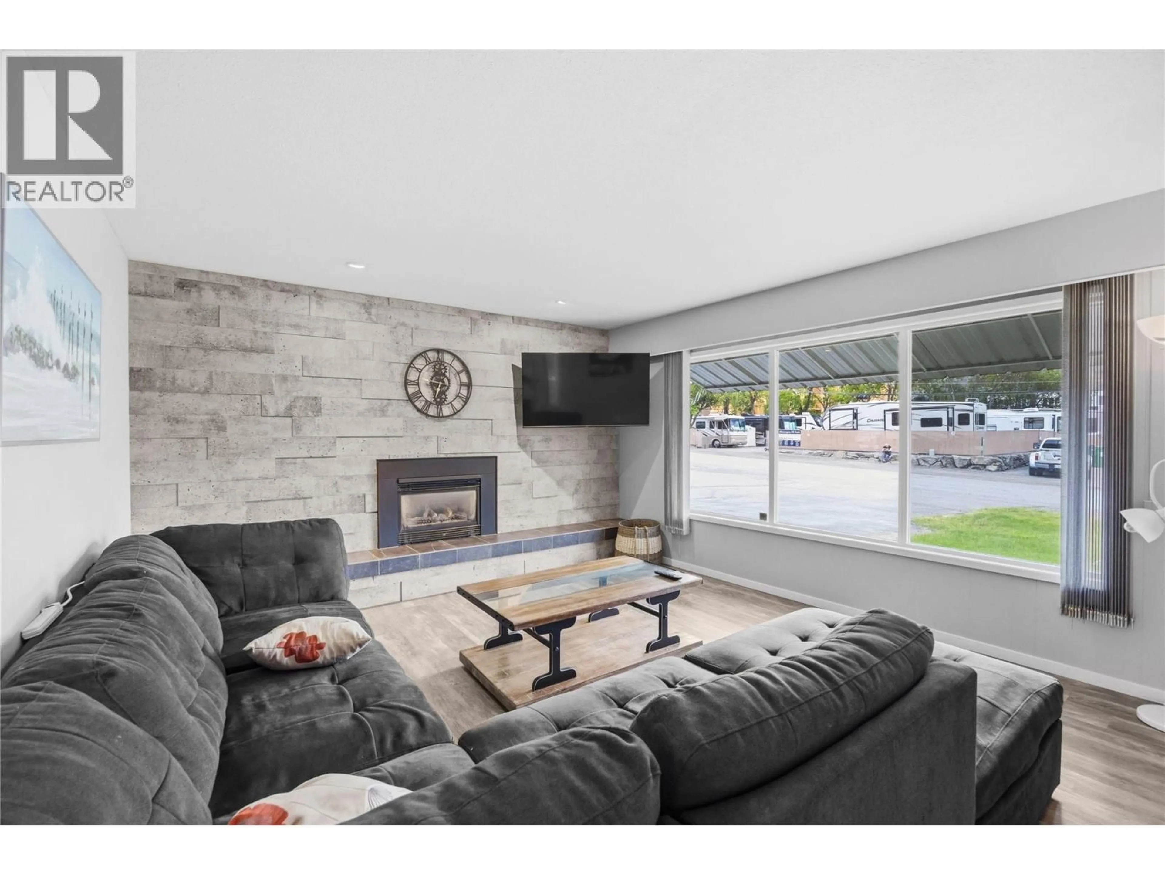 Living room with furniture, unknown for 809 MAIN STREET, Okanagan Falls British Columbia V0H1R4